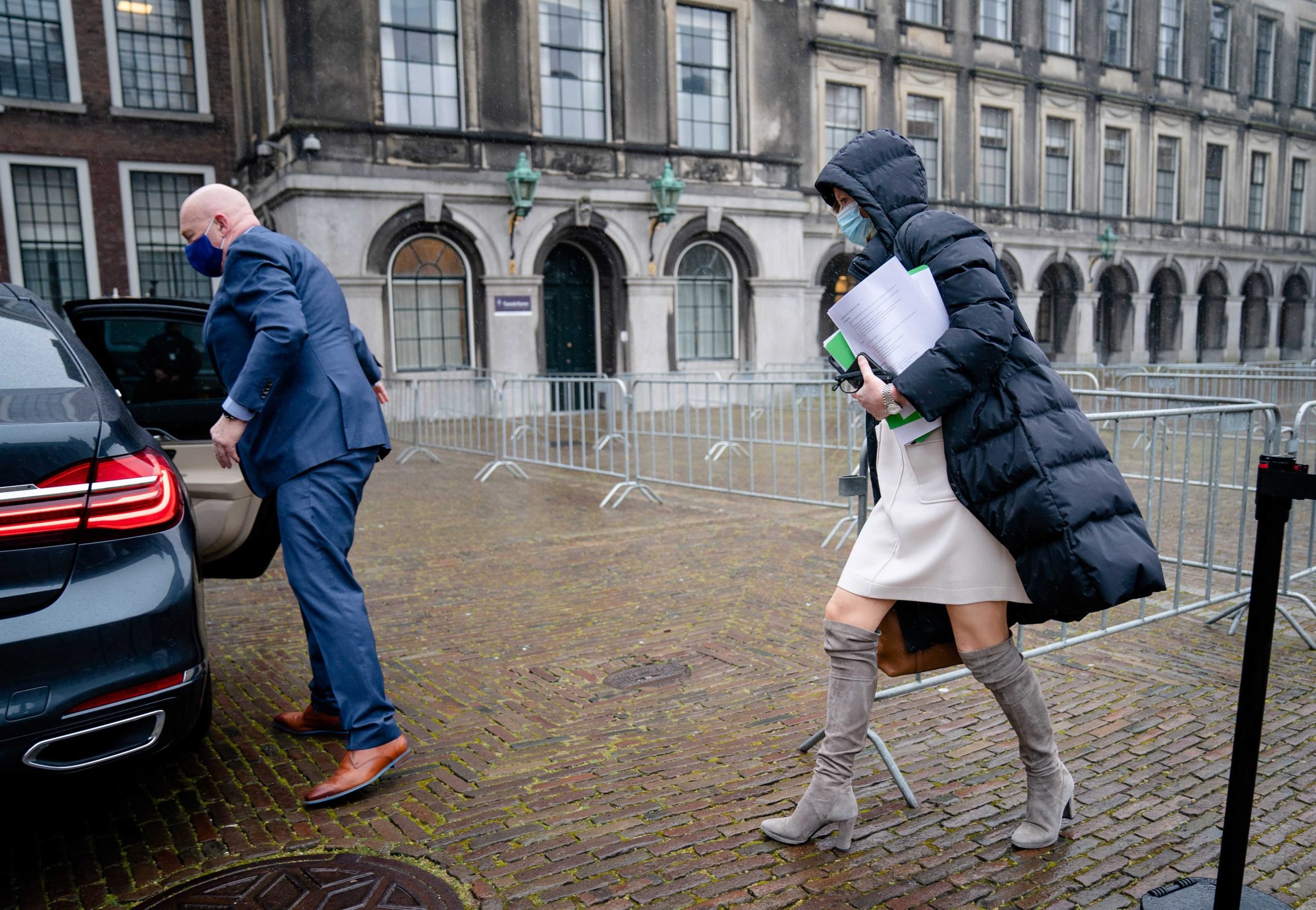 De prijswinnende foto waarop toenmalig verkenner Kajsa Ollongren documenten in de hand heeft waarop 'Positie Omtzigt: functie elders?' te lezen valt. Foto: ANP/Bart Maat