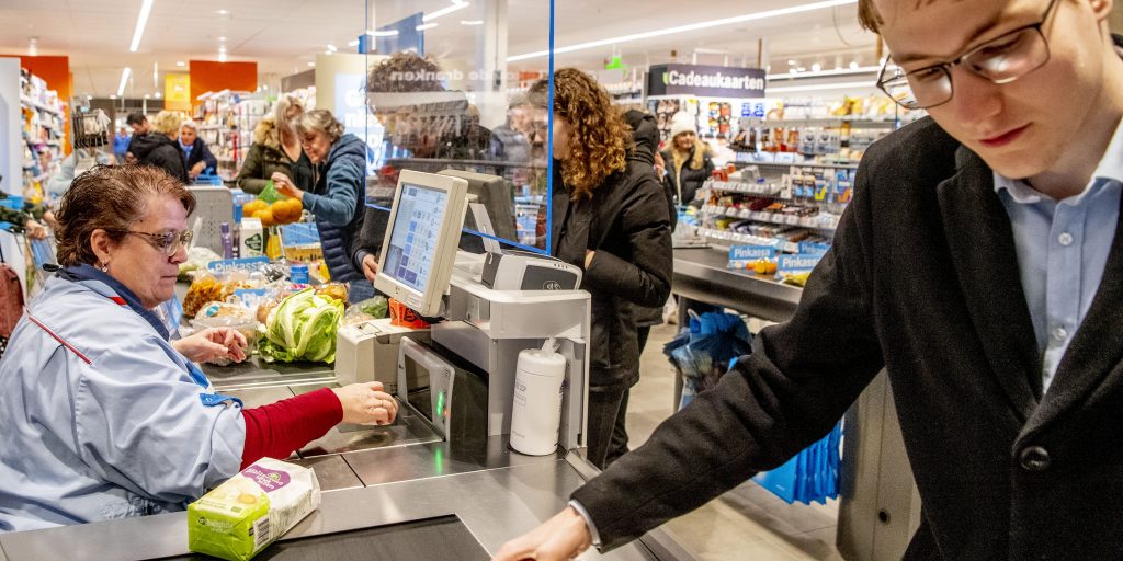 Medewerkers van een filiaal van Albert Heijn