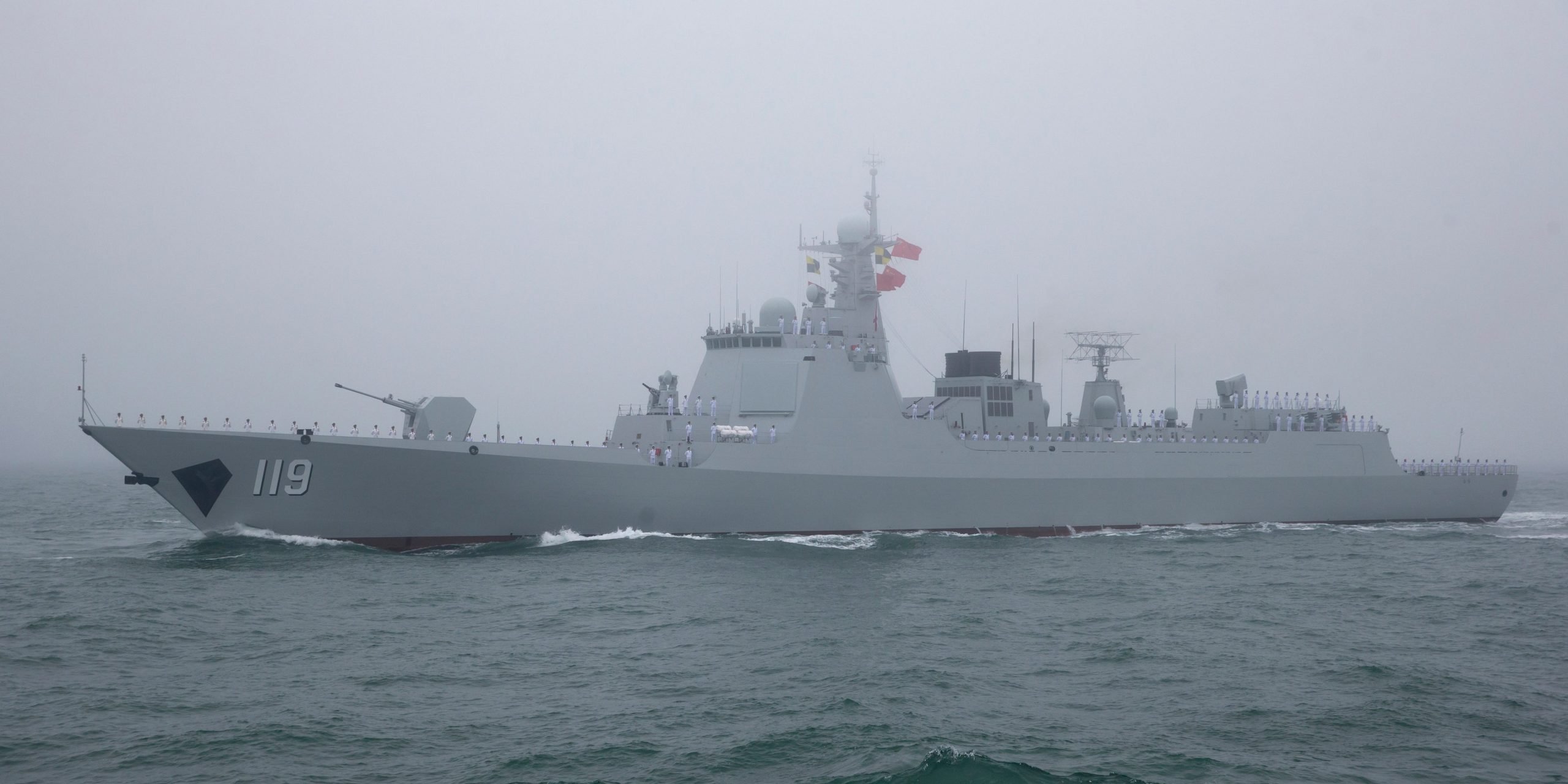 De Type 052D geleide raket destroyer Guiyang neemt deel aan een marine parade ter herdenking van de 70ste verjaardag van de oprichting van China's PLA marine in de zee bij Qingdao, in het oosten van China's provincie Shandong op 23 april 2019.
