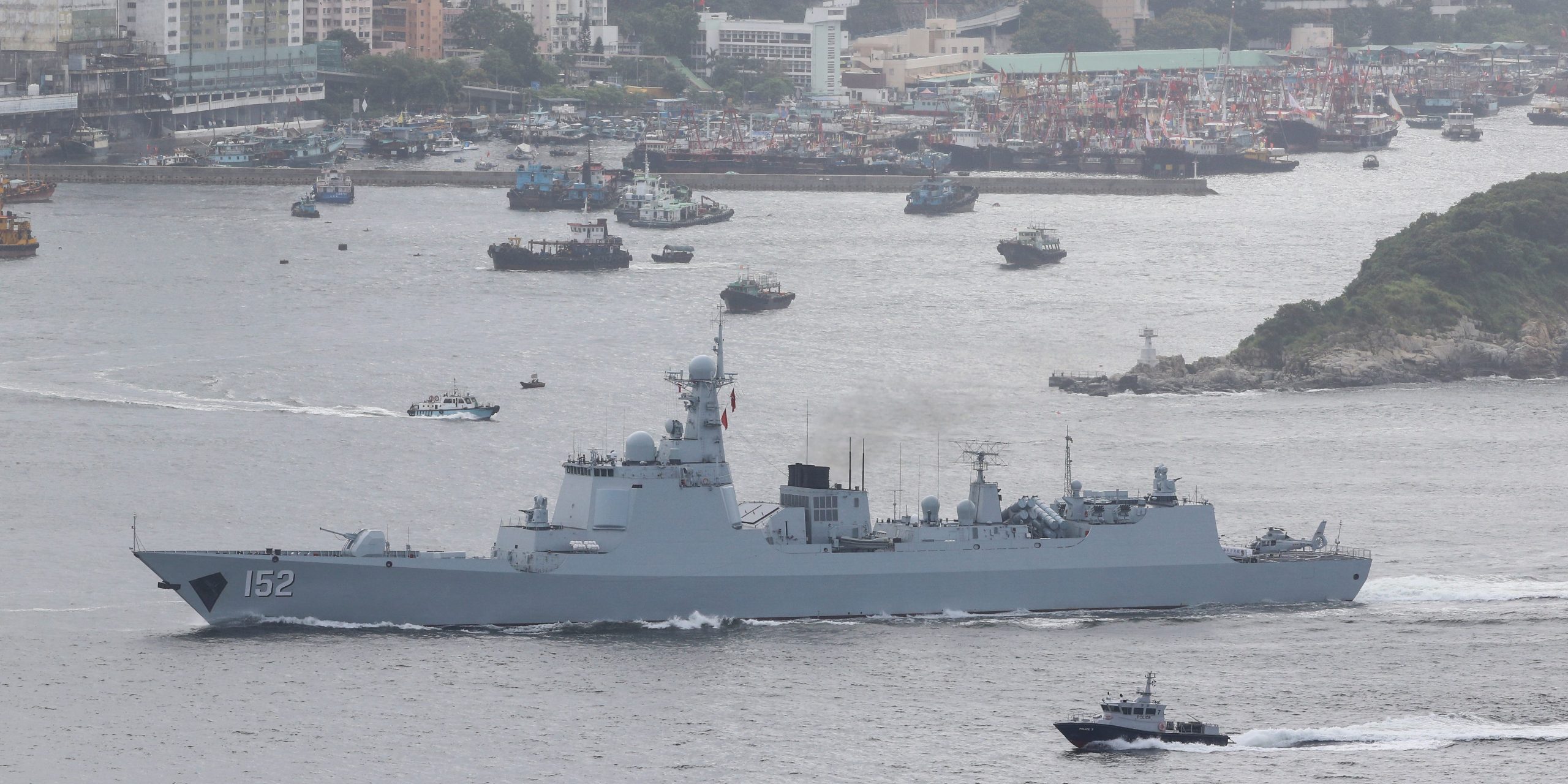 Type 052C destroyer Jinan vaart de wateren van Hongkong binnen vanuit het zuiden van Hongkong.