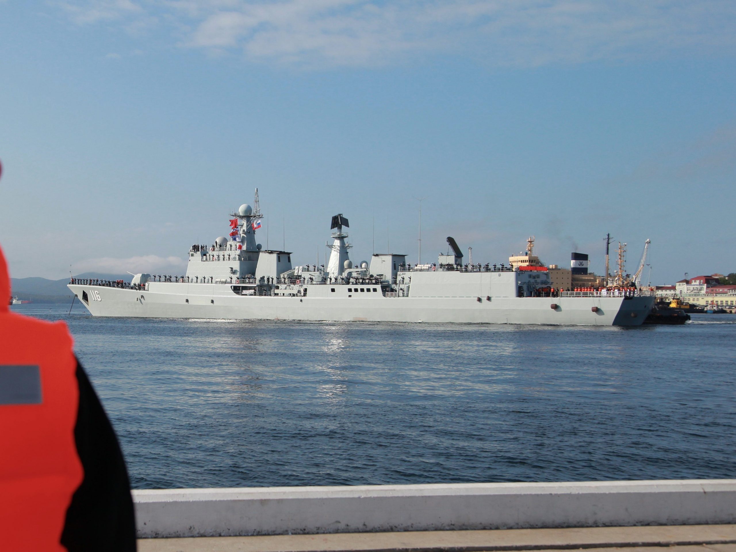 De Shijiazhuang (DDG-116), een type 051C raket destroyer arriveert in de Russische havenstad Vladivostok, gelegen nabij de Noord-Koreaanse grens op 18 september 2017.
