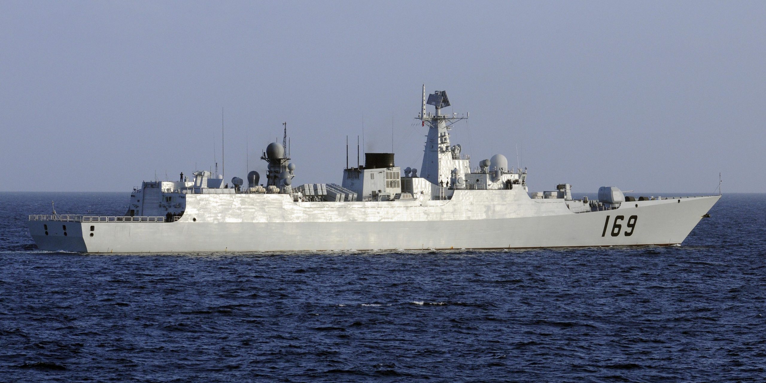 De Chinese destroyer DDG-169 Wuhan wordt afgebeeld vanaf het Franse fregat Le Floreal op 7 januari 2009.