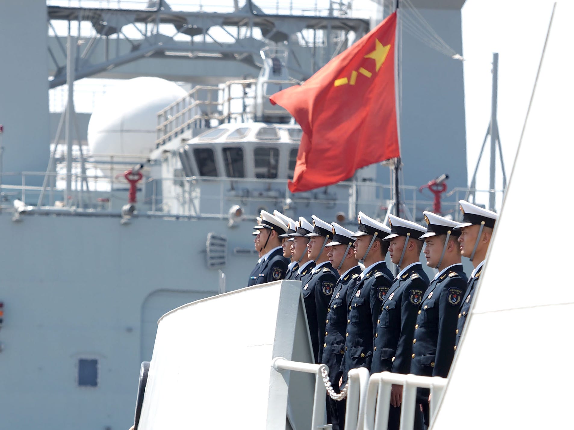 Officieren en soldaten van de Chinese marinevloot voor escortemissies stellen zich op in een rij op het dek in een haven in Zhoushan, de Oost-Chinese provincie Zhejiang, 28 april 2020.