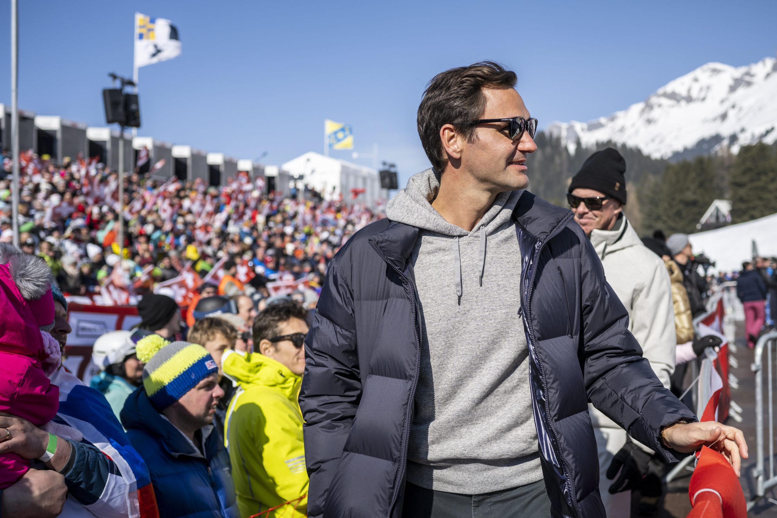 Roger Federer als toeschouwer bij een wereldbeker skiën in het Zwitserse Lenzerheide begin maart 2022. Foto: EPA/GIAN EHRENZELLER
