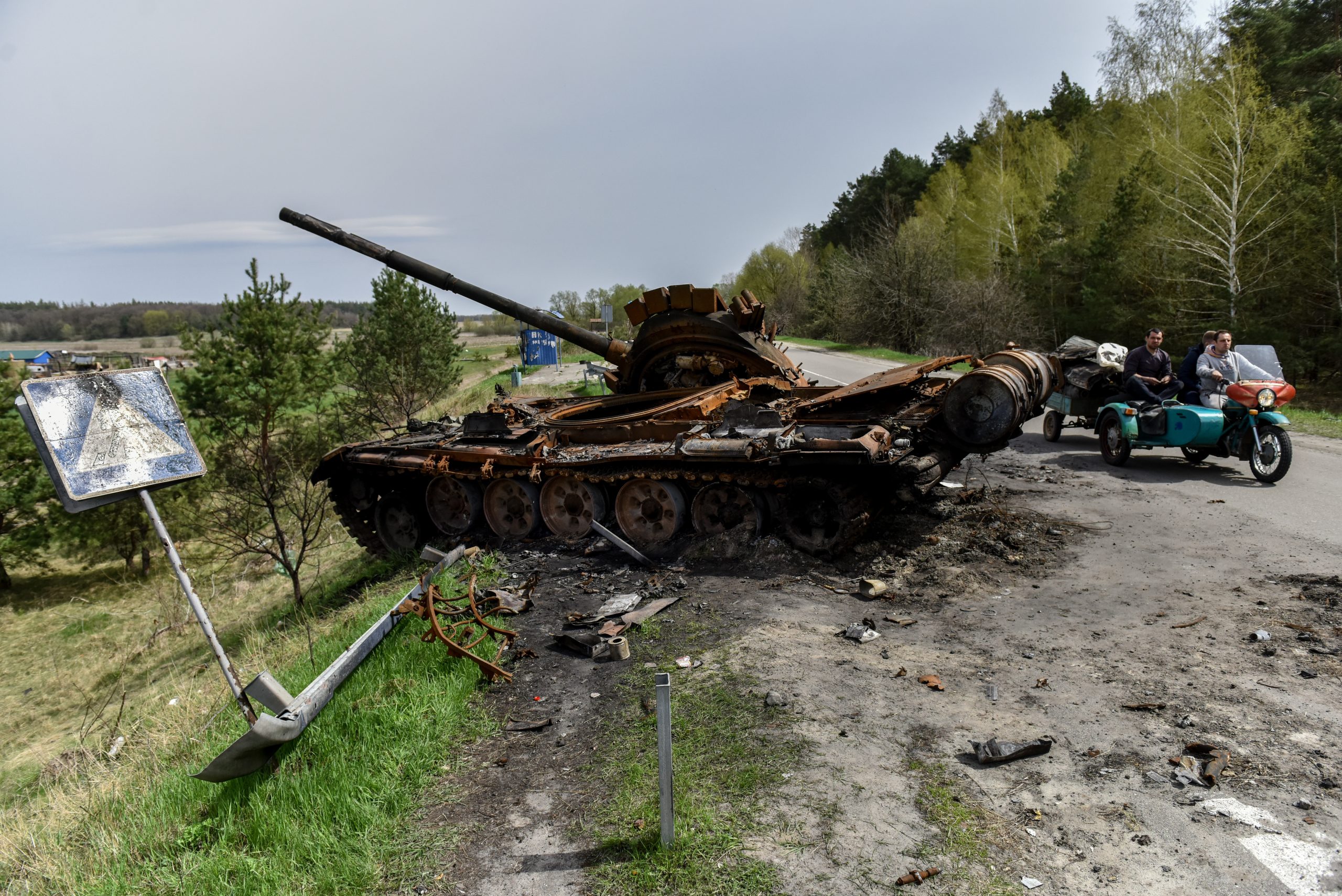 Vernietigde Russische tank in Oekraïne. Foto: EPA/OLEG PETRASYUK