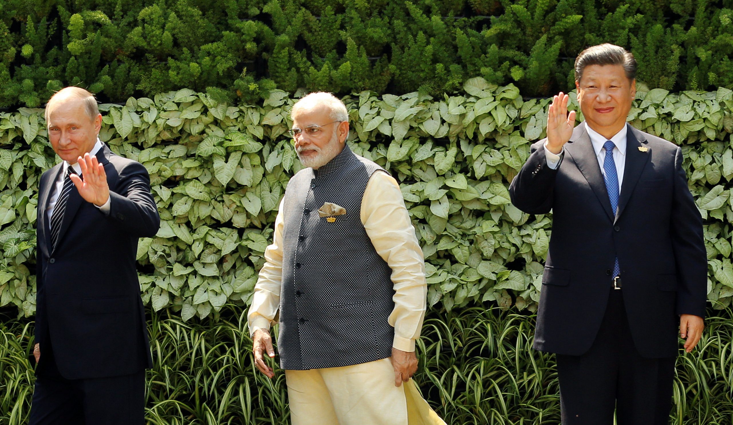 De Russische president Vladimir Poetin (links), de Indiase premier Narendra Modi (midden) en de Chinese president Xi Jinping tijdens een ontmoeting in India in 2016.