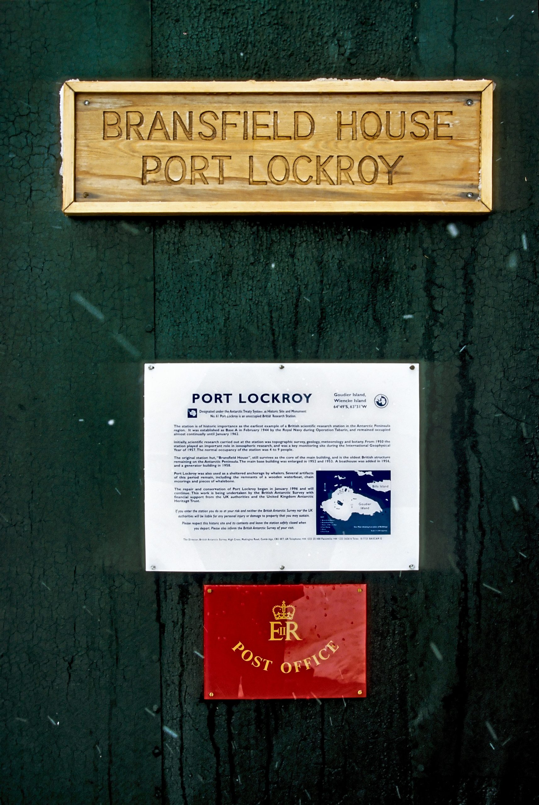 De voordeur van het Bransfield House bij het "Penguin Postkantoor," op Port Lockroy op Goudier Island in Antarctica