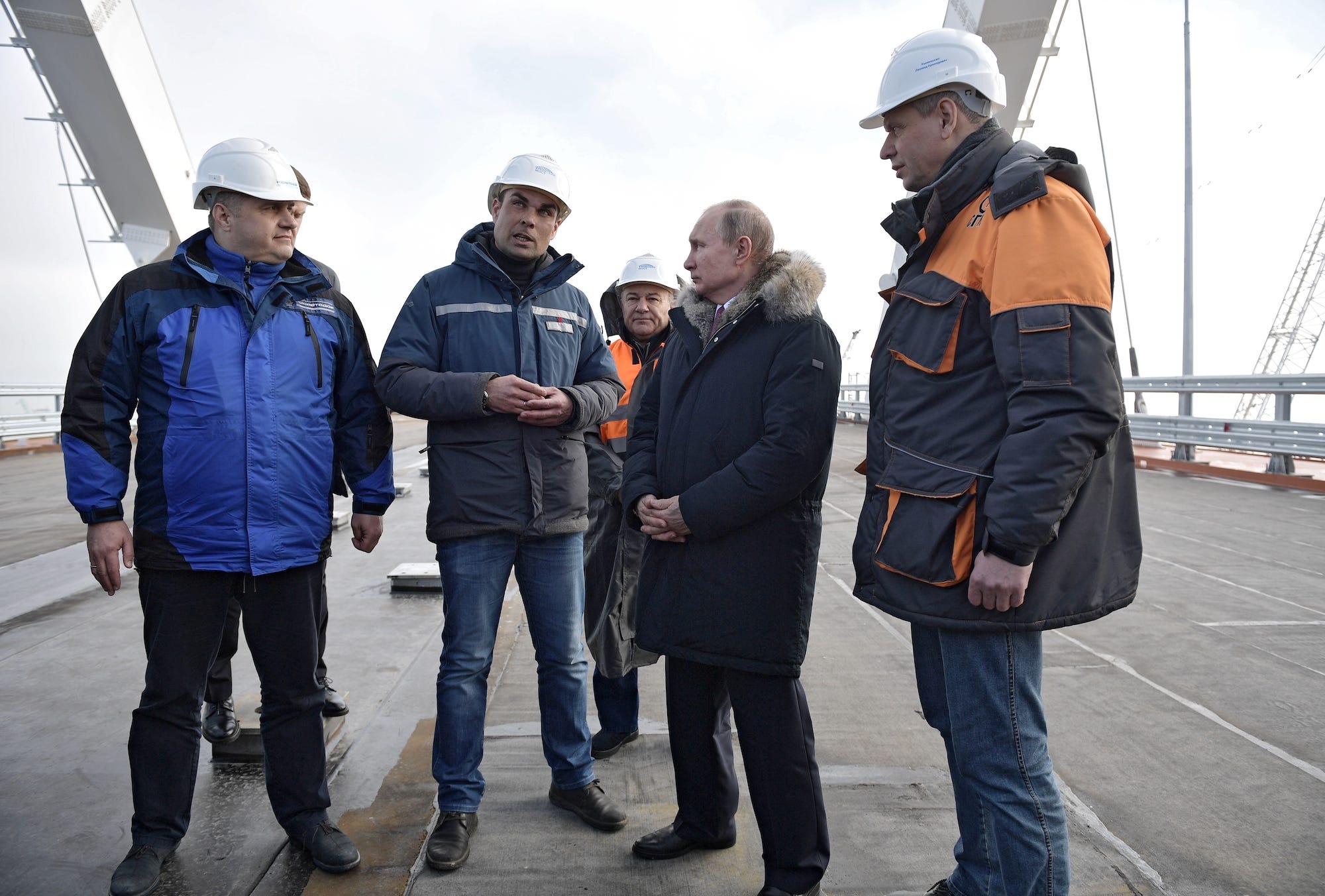 Russische president Vladimir Poetin inspecteert de Krimbrug bij de opening in maart 2018.