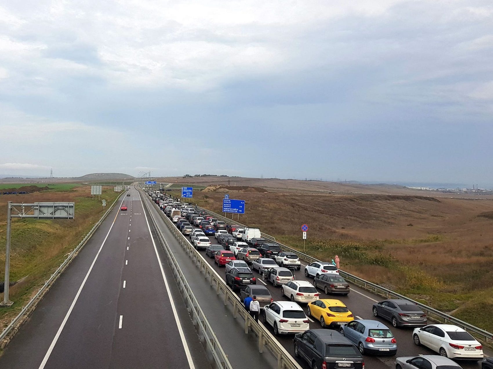 Auto's staan de dag na de explosie van de Krimbrug in de file naar het schiereiland. 