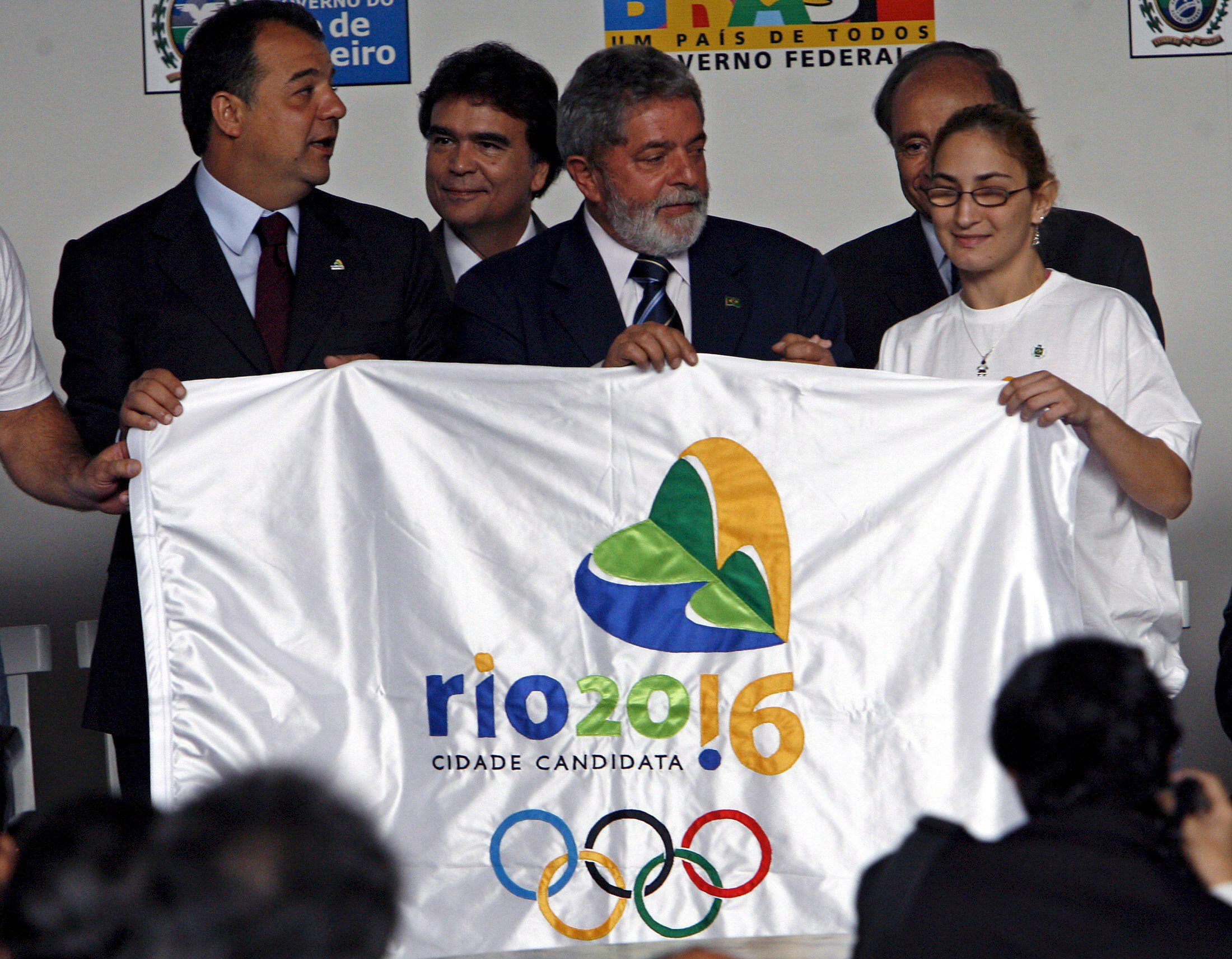 Toenmalige president Luiz 'Lula' da Silva met andere hoogwaardigheidsbekleders presenteren in 2008 de officiële vlag van de Olympische Spelen van Rio. Foto: EPA/Antonio Lacerda.
