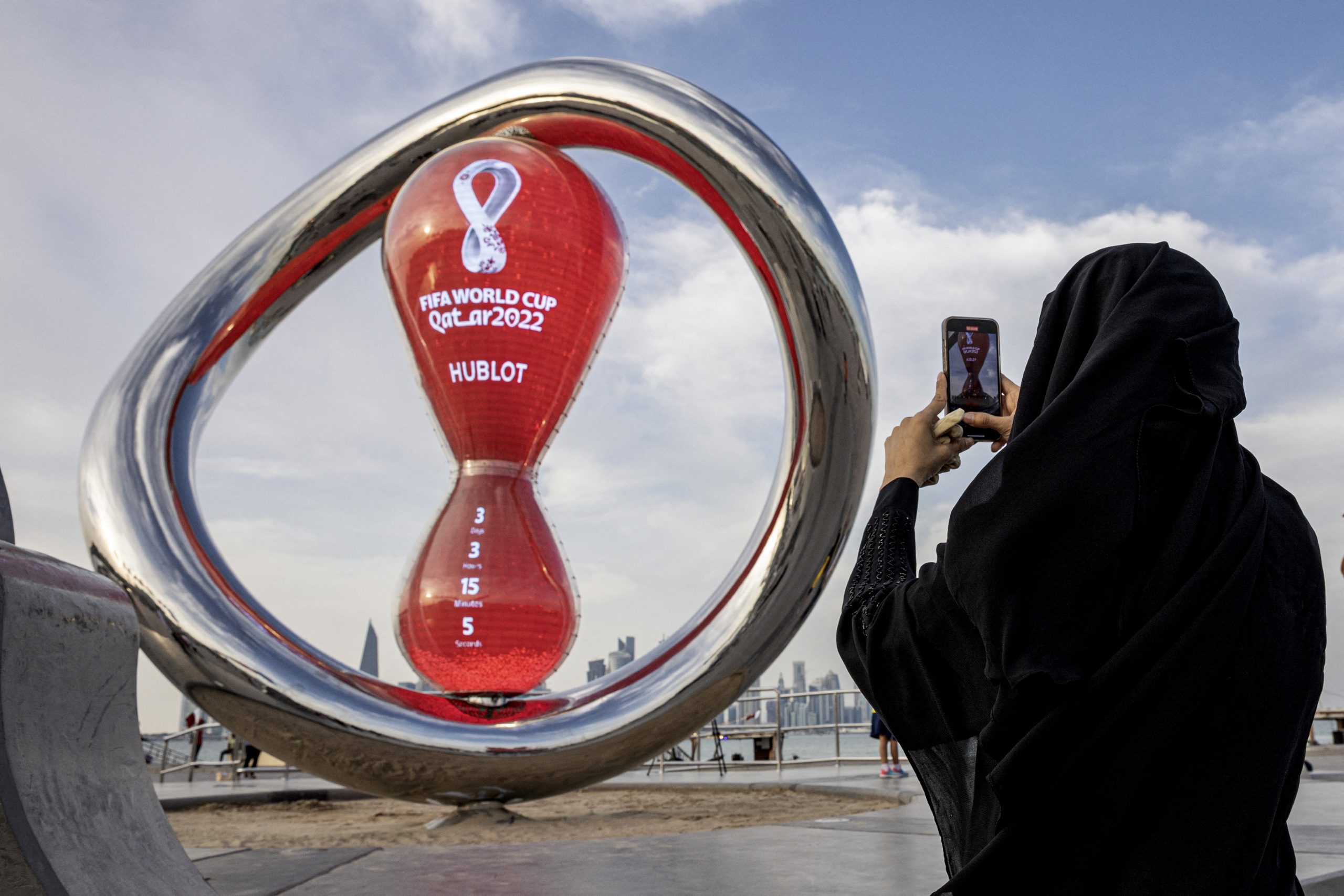 Een fan in Doha neemt een foto van een aftelklok naar de start van het WK. Foto: REUTERS/Marko Djurica