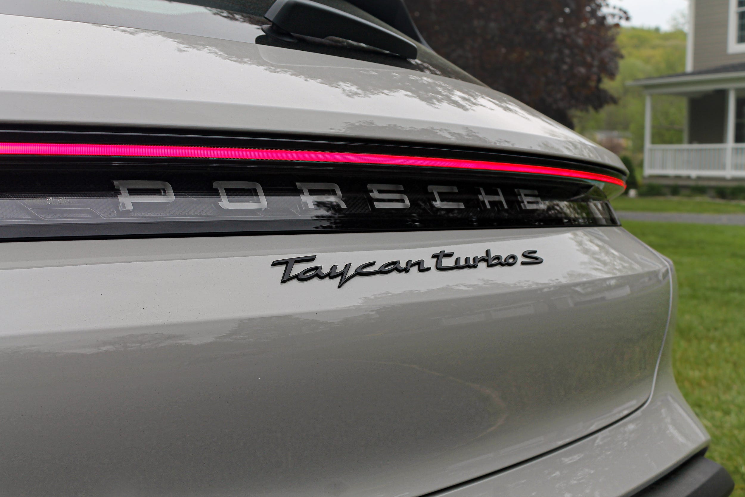 De Porsche Taycan Turbo S Cross Turismo.