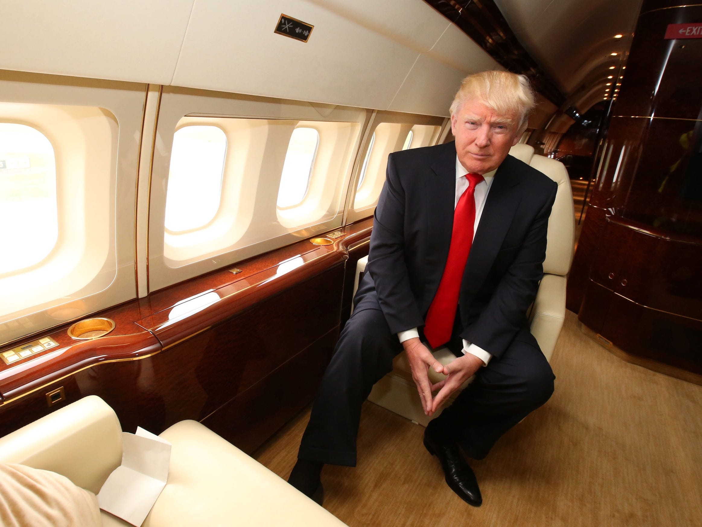 Trump zit in zijn Boeing 757.