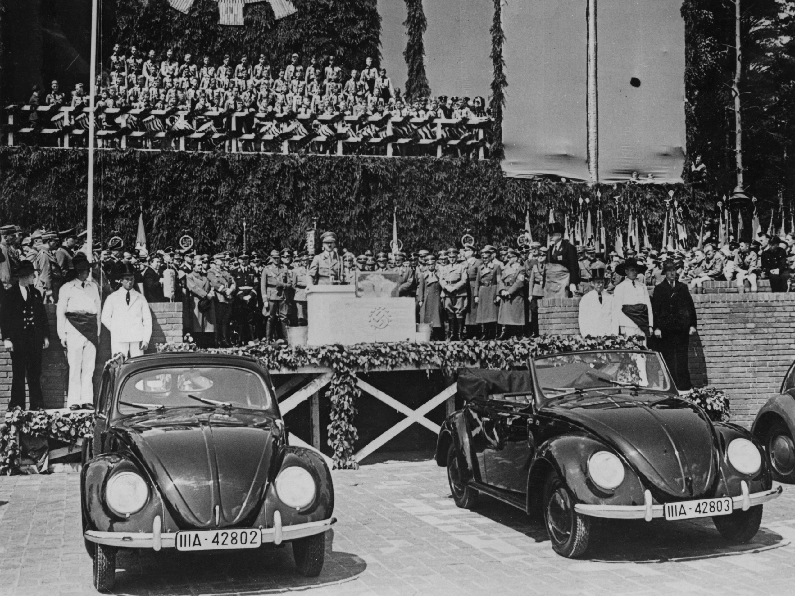 Adolf Hitler (1889 - 1945) houdt een toespraak na het leggen van de eerste steen van de nieuwe Volkswagenfabriek in Fallersleben, 27 mei 1938.