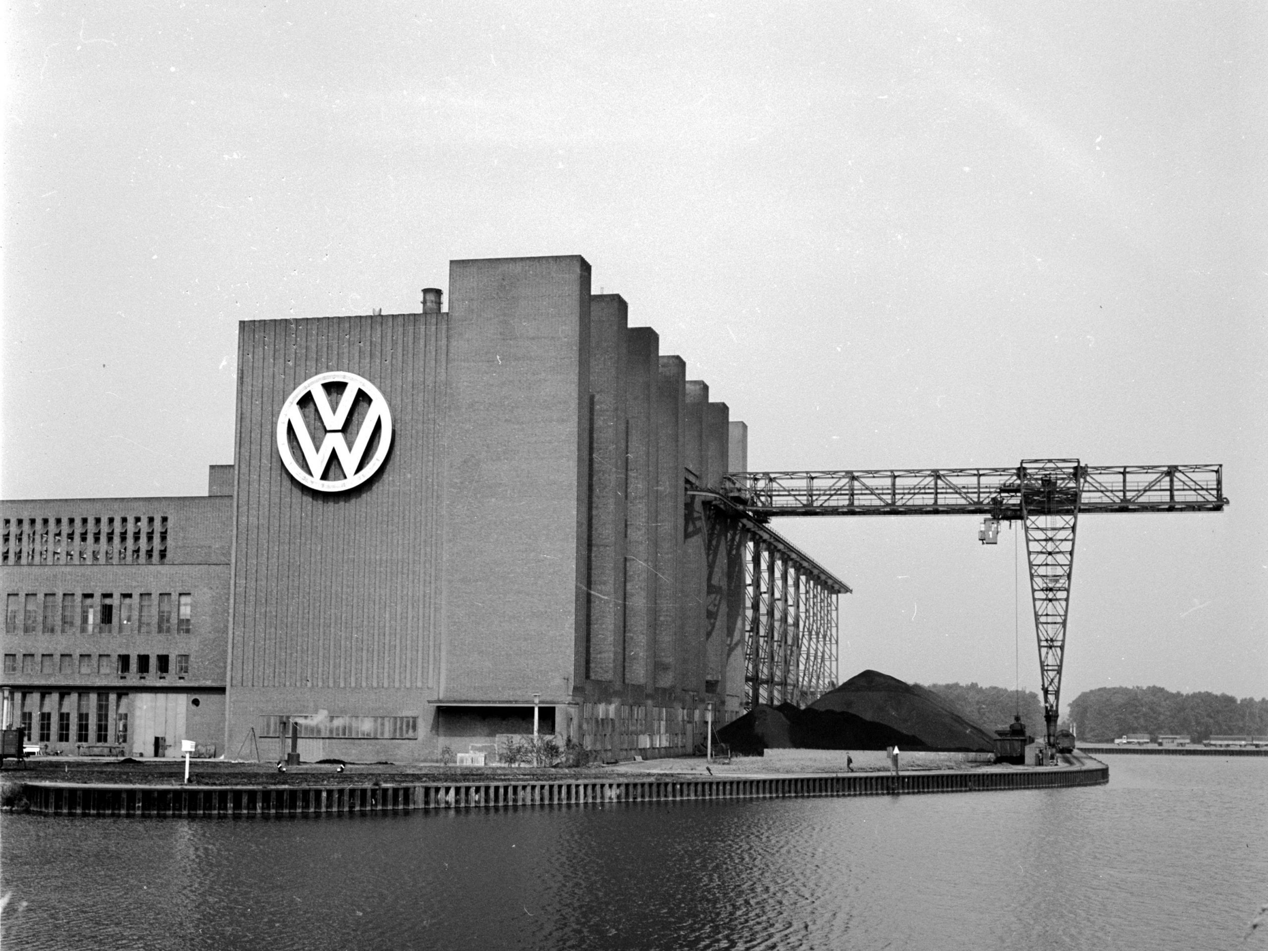 De Volkswagenfabriek in Wolfsburg, Duitsland circa 1945.