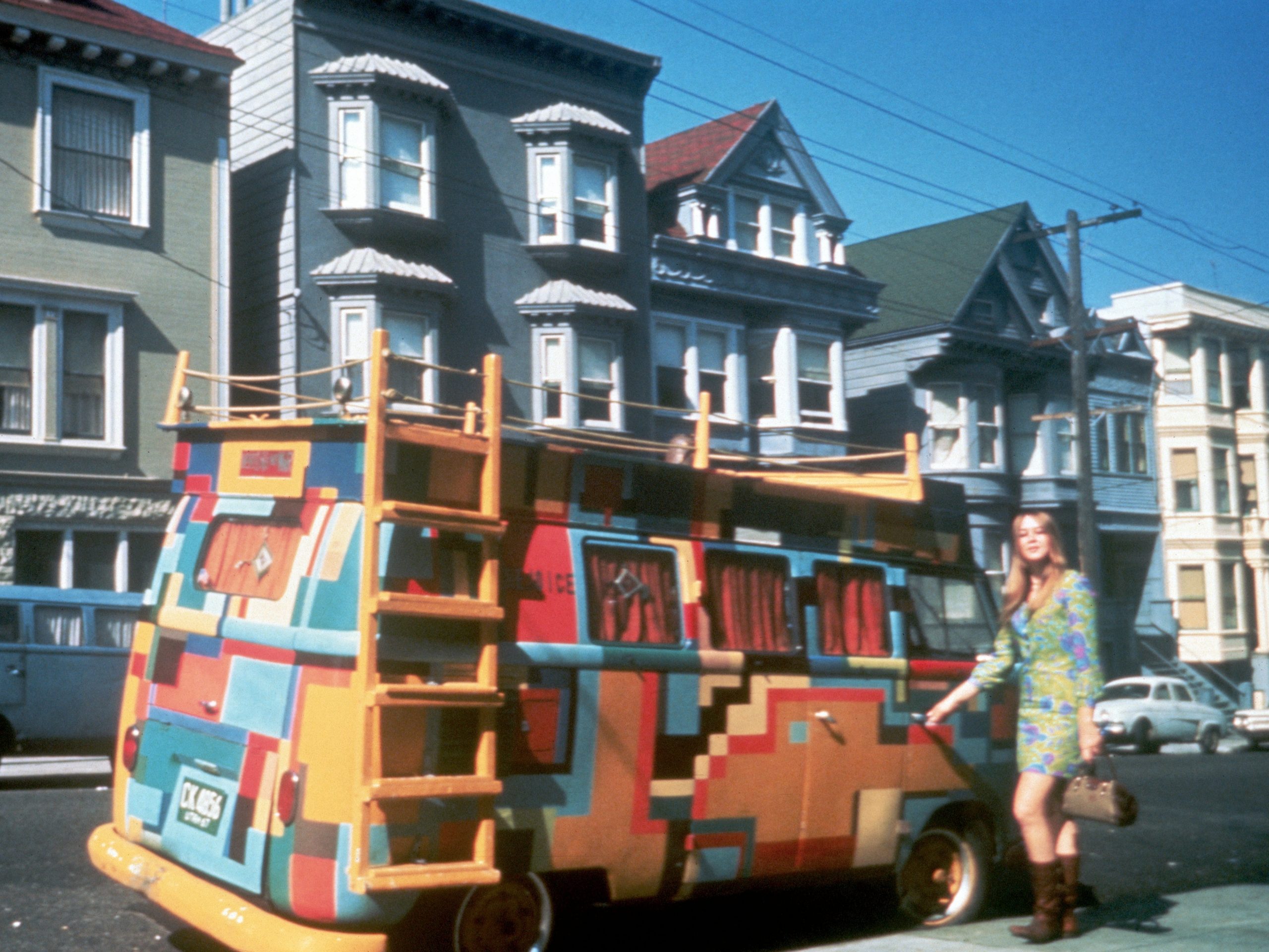 Een kleurrijk beschilderde Volkswagenbus in San Francisco, Californië, juli 1967.