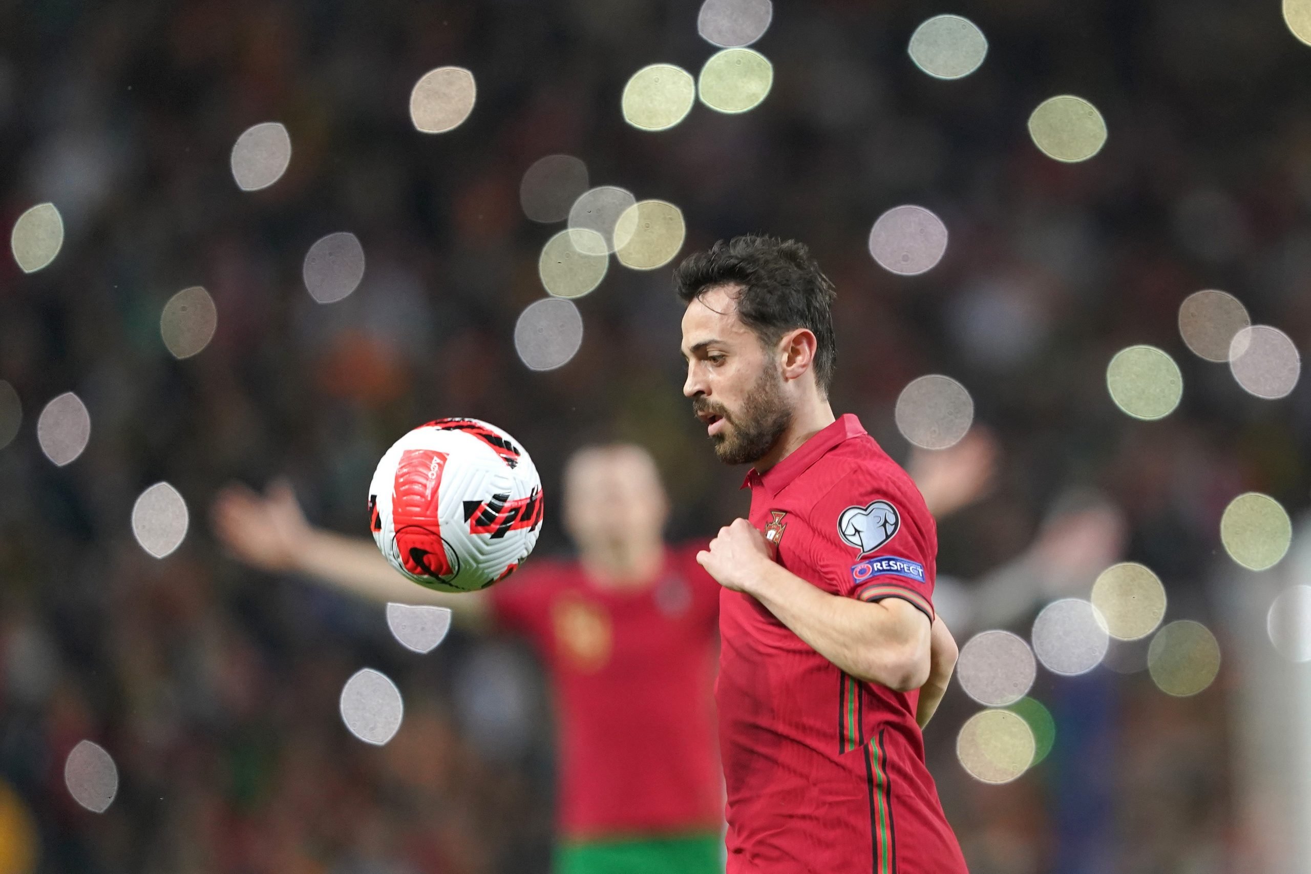 De meest waardevolle speler van Portugal, Bernardo Silva, in actie tijdens de WK-kwalificatiewedstrijd tegen Noord-Macedonië. Foto: EPA/Hugo Delgado.