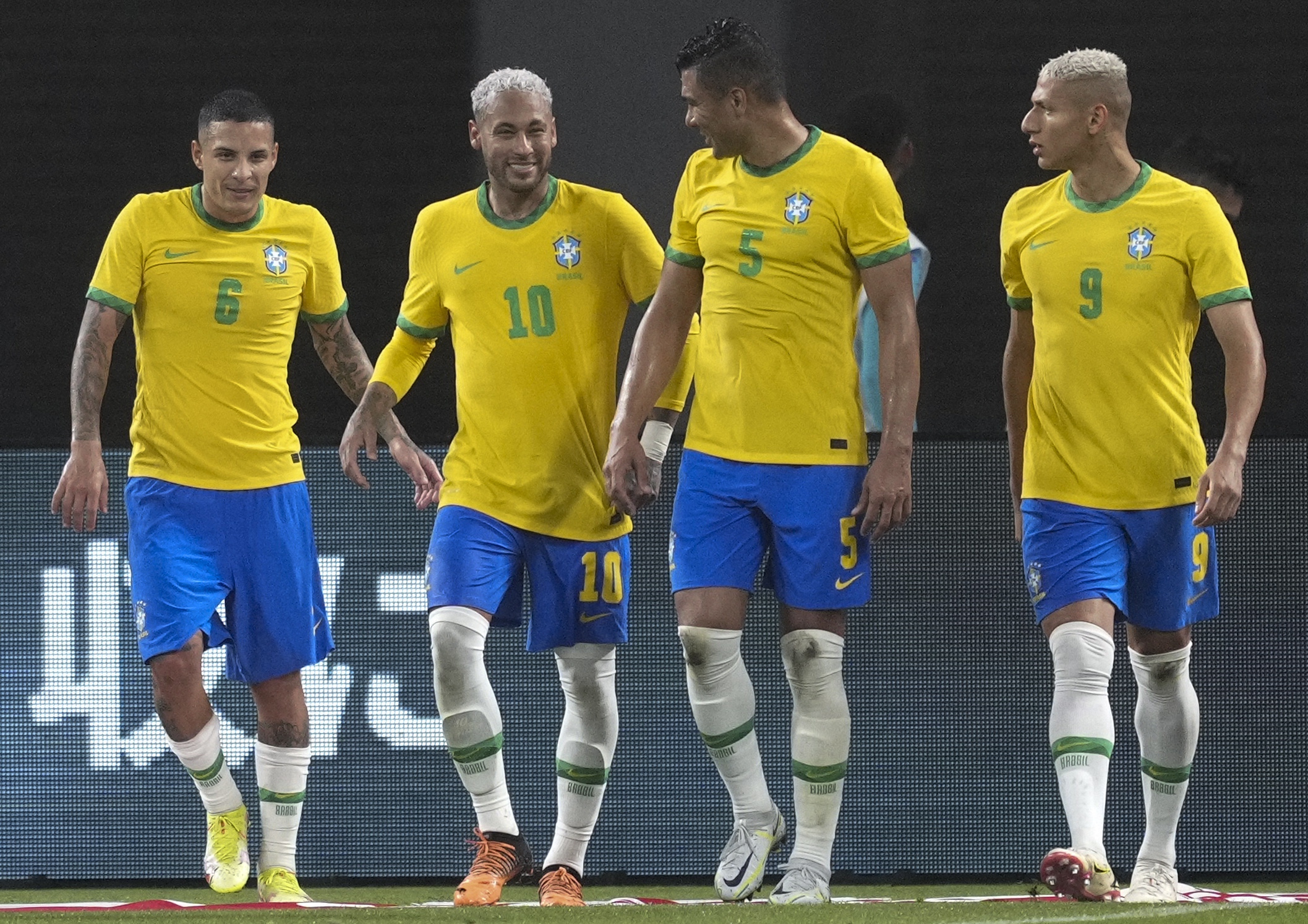 De Braziliaanse spelers Guilherme Arana, Neymar, Casemiro en Richarlison tijdens een vriendschappelijk duel tegen Japan. Foto: Franck Robichon/EPA