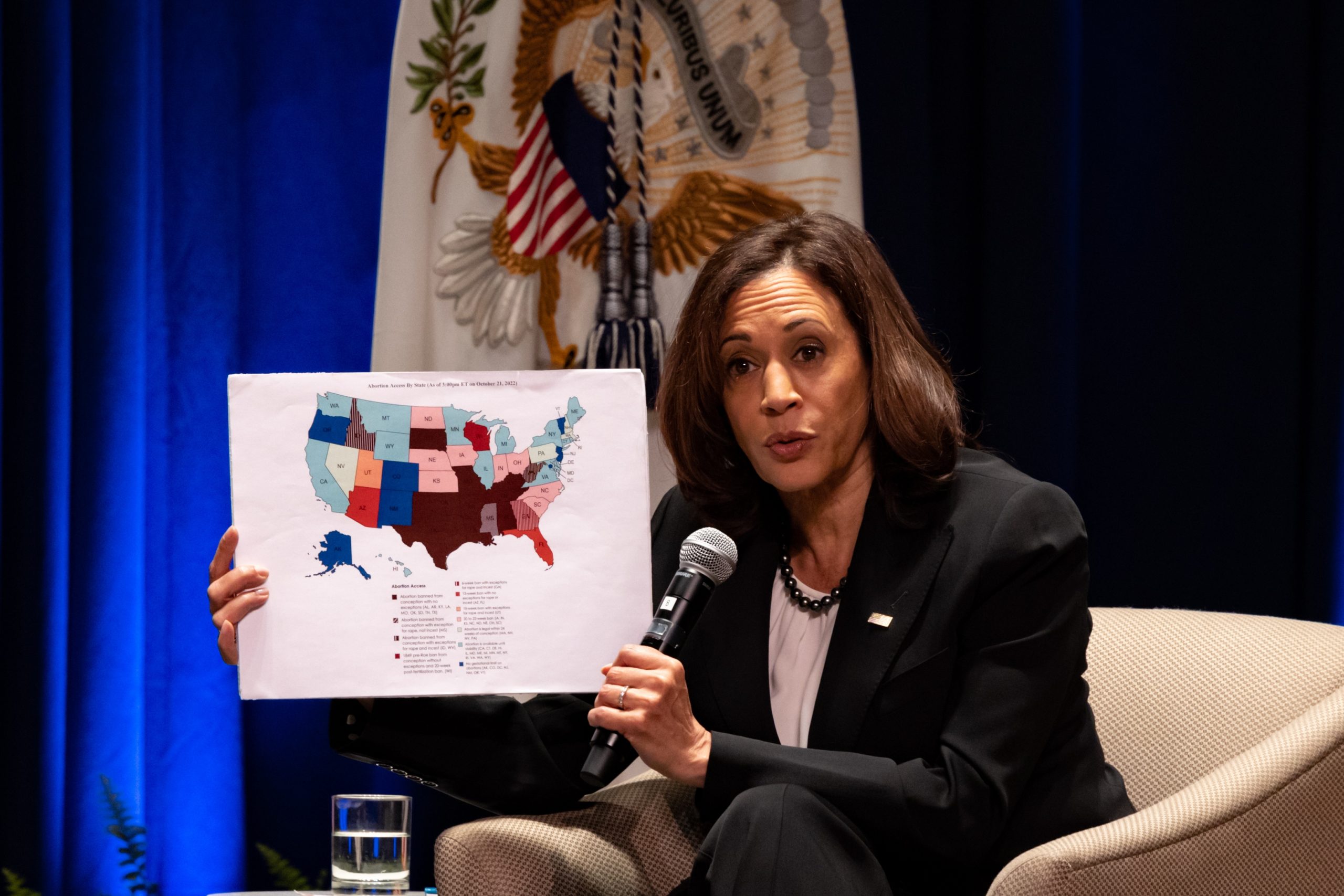 De Democratische vicepresident Kamala Harris toont een kaart van de VS met de toegang tot abortus per staat. Foto: EPA/Hannah Beier