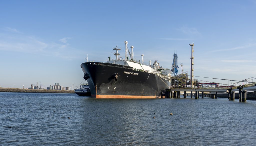 LNG Tanker Energy Atlantic ligt bij de Gate terminal op de Maasvlakte