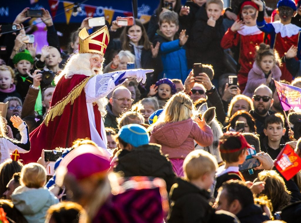 Sinterklaas komt aan in de haven van Hellevoetsluis