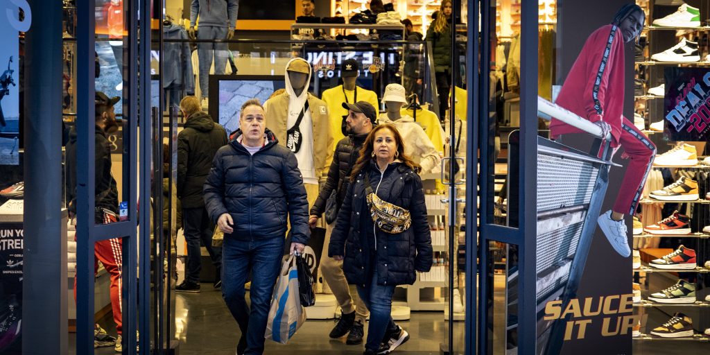 Winkelend publiek in Amsterdam
