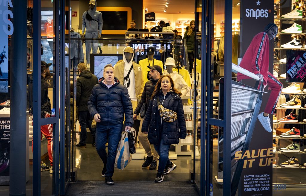 Winkelend publiek in Amsterdam