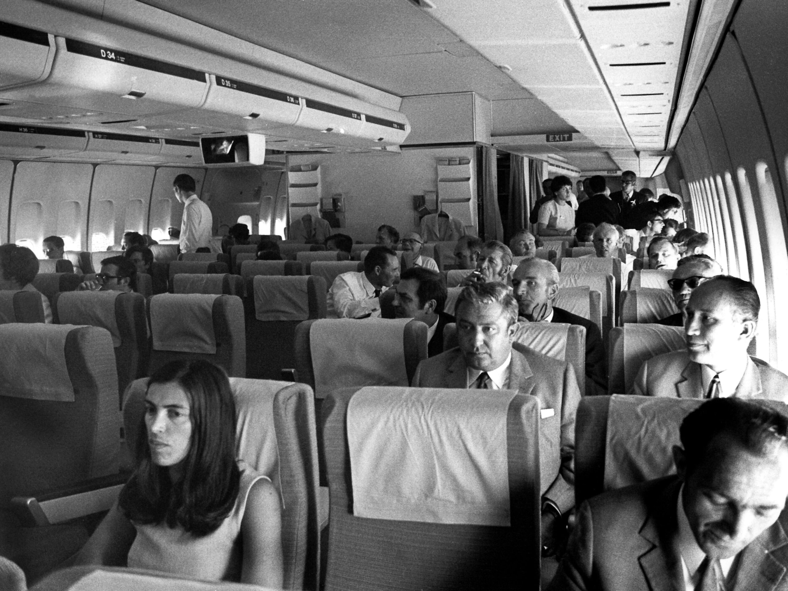 Passengers inside the cabin of a 747 in 1970.