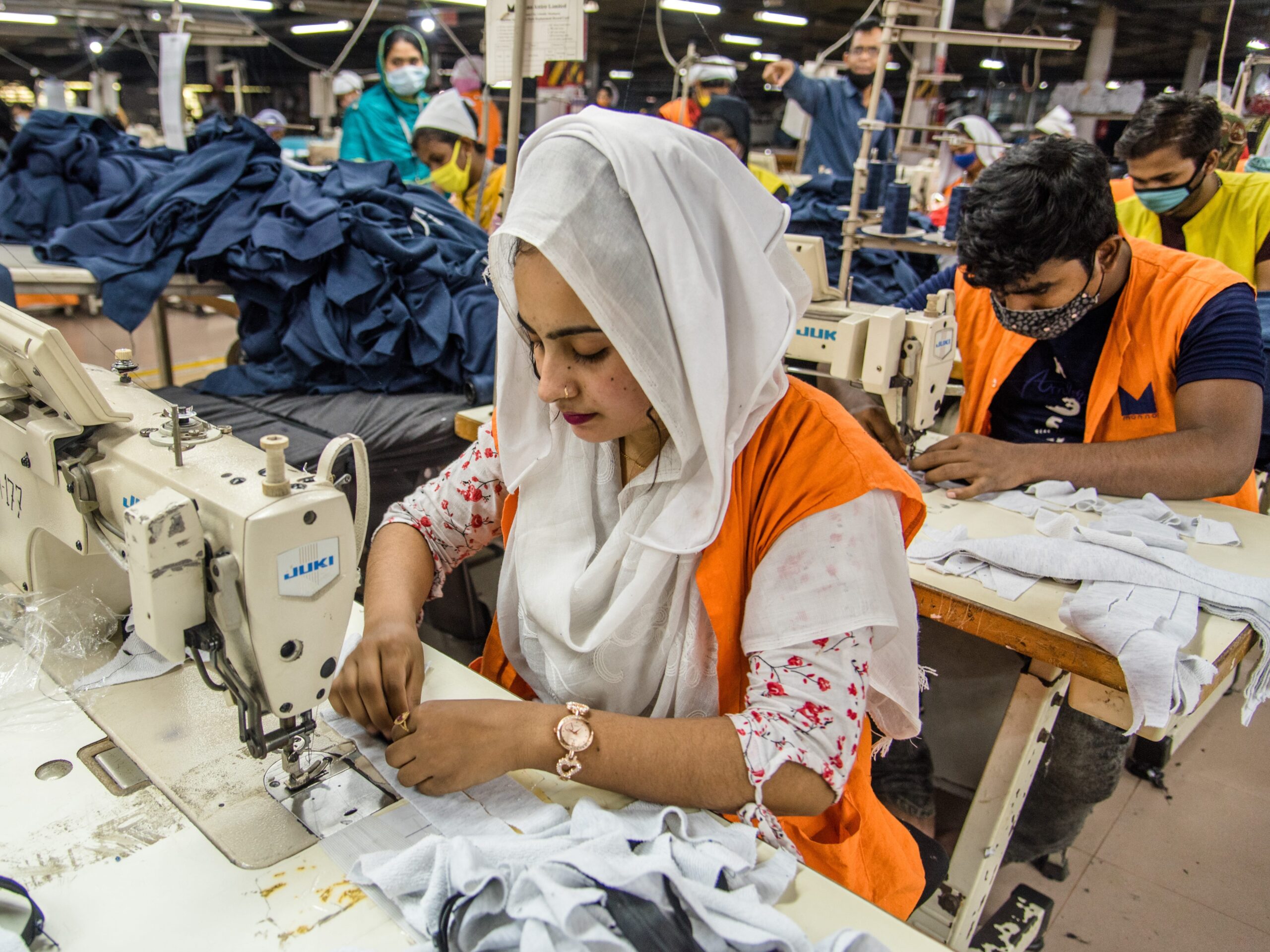 Vrouwen die kleding maken in Bangladesh.