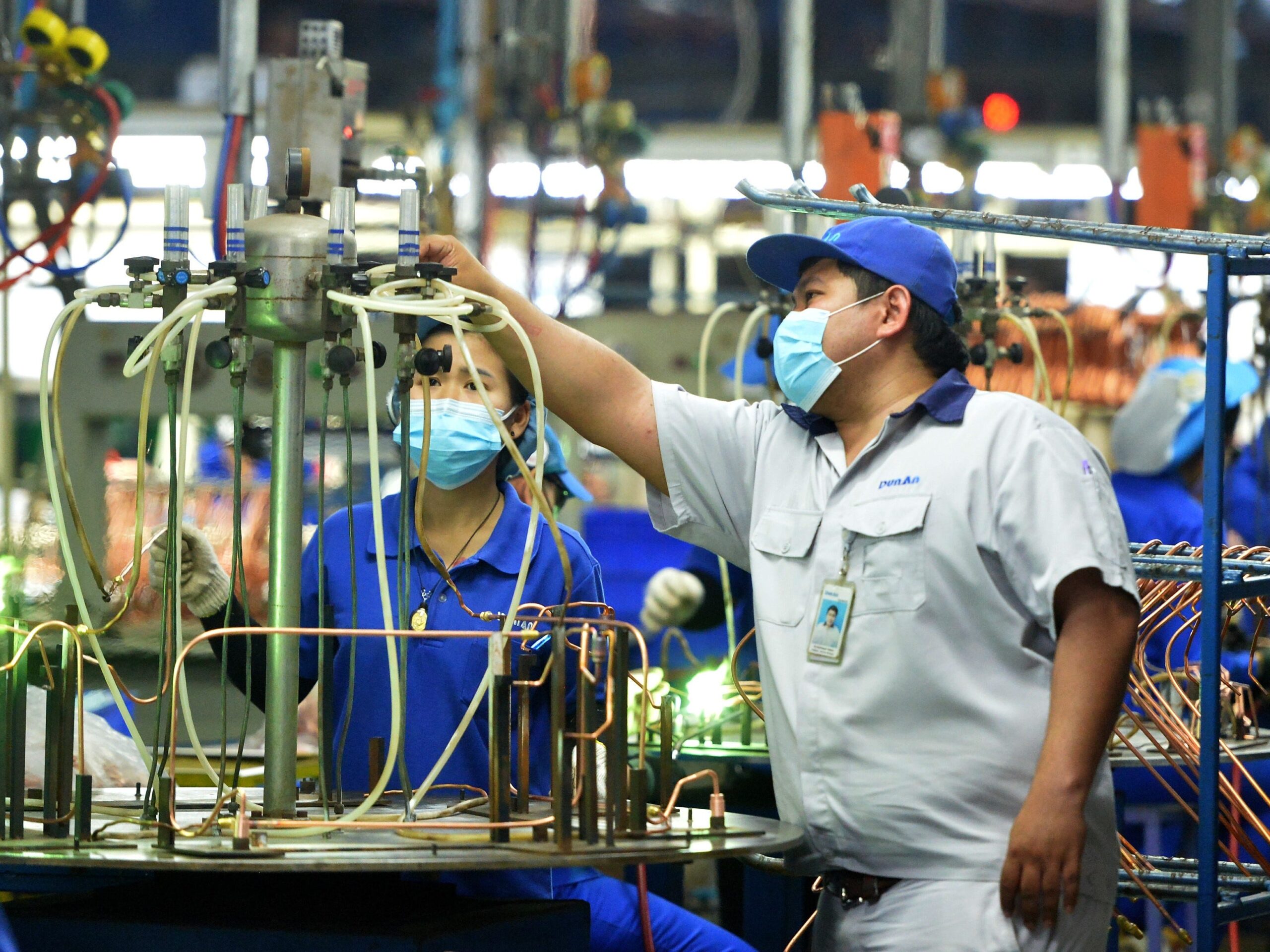Natawut Lorboon werkt aan de productielijn van Dunan Metals Thailand Co, Ltd, in de Thais-Chinese Rayong industriezone in de provincie Rayong, Thailand, 8 november 2022.