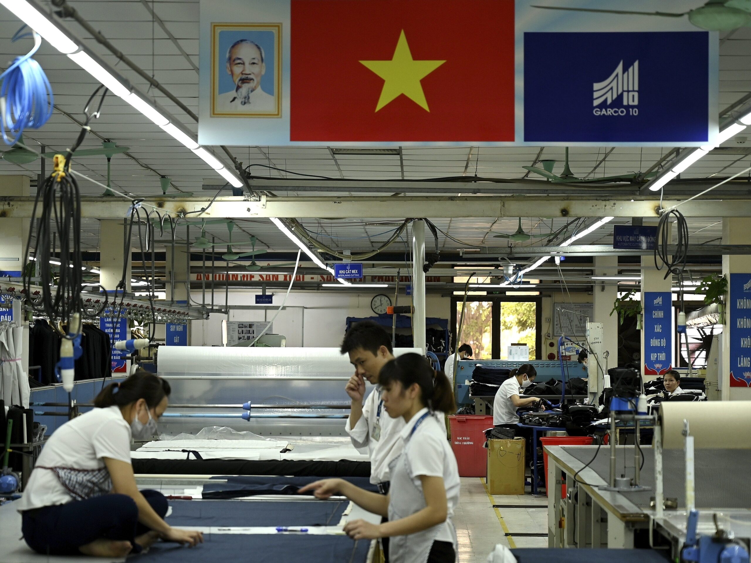 Werknemers van een kledingfabriek werken in een fabriek in Hanoi, Vietnam.