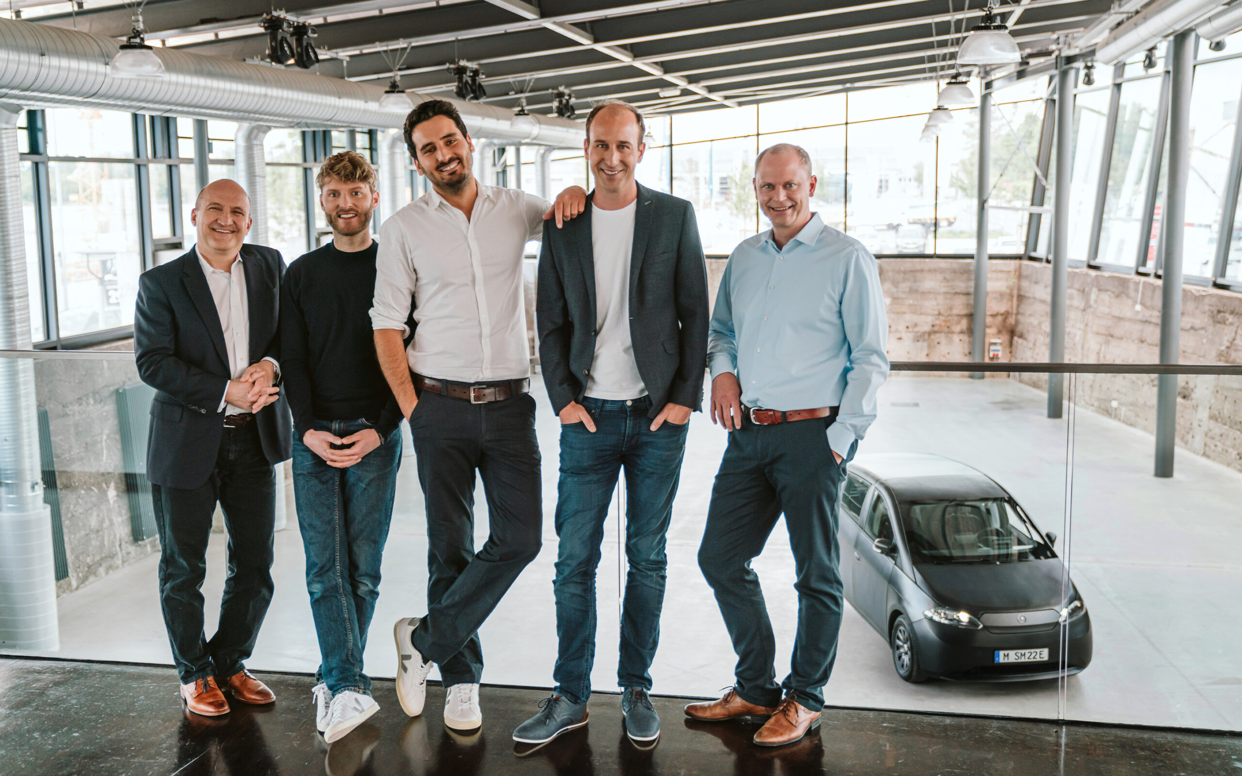 Het management van Sono Motors met Torsten Kiedel de een na laatste van rechts