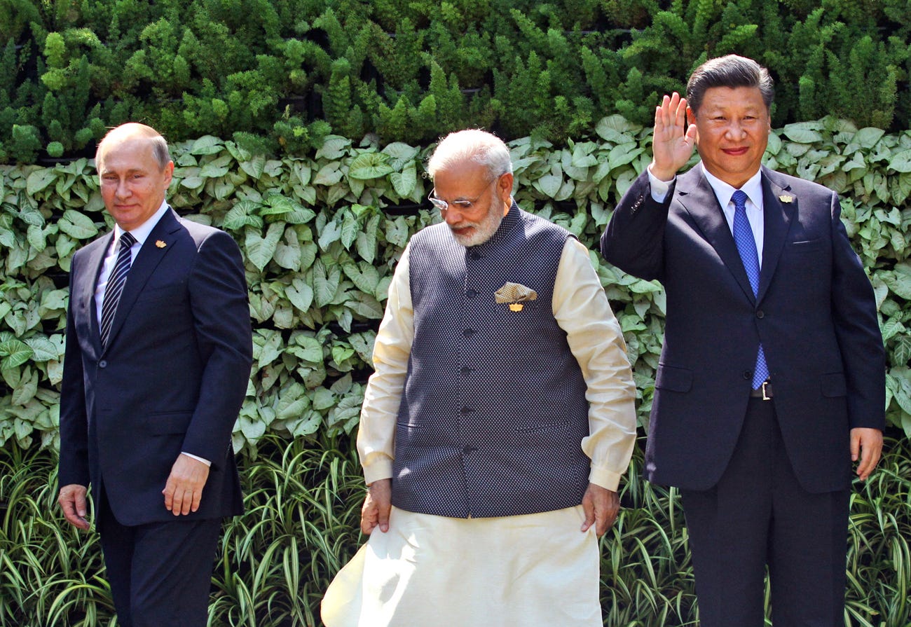 De Russische president Vladimir Poetin (links) samen met de Indiase premier Narendra Modi (midden) en de Chinese president Xi Jinping tijdens een ontmoeting in India in 2016.