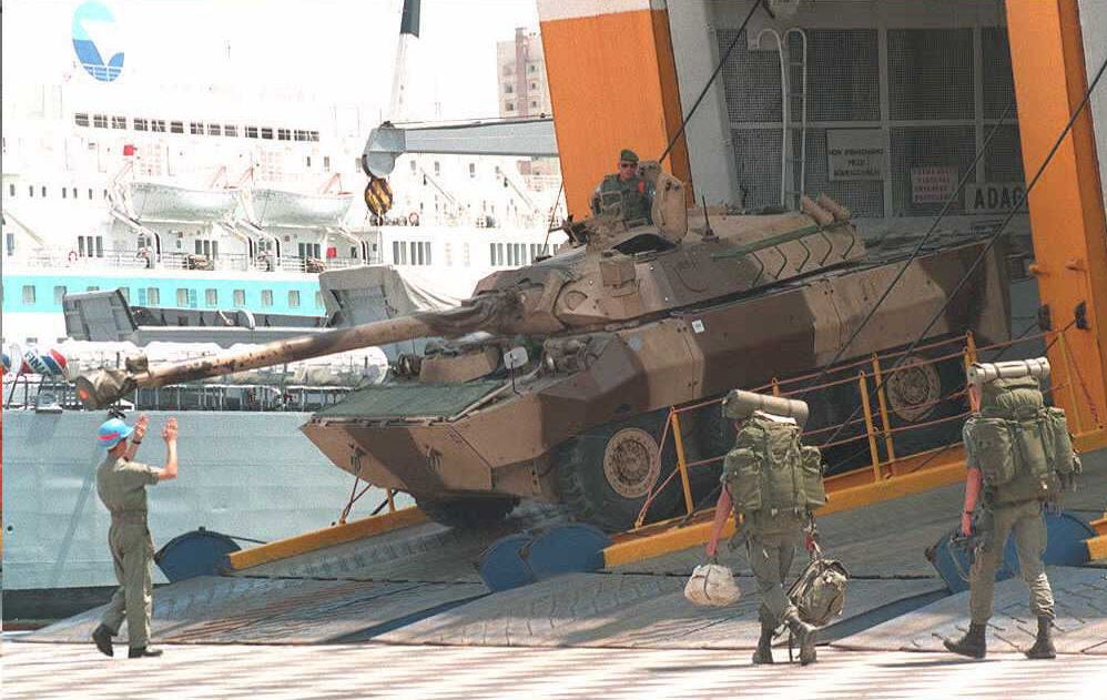 Franse troepen plaatsen een AMX-10RC op een schip in Toulon in juni 1995.