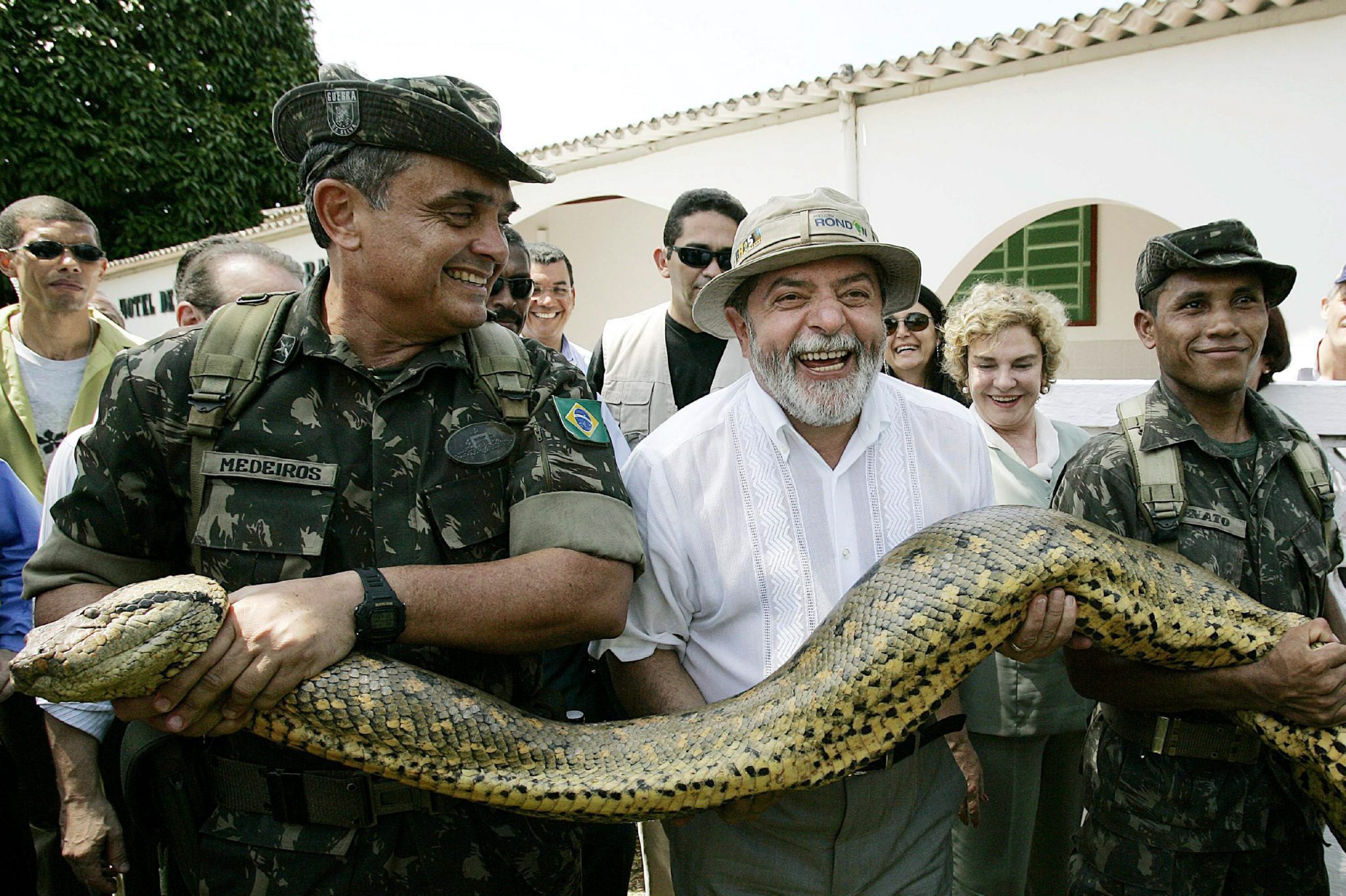 President Luiz Inacio Lula Da Silva met een Anaconda tijdens een bezoek aan het Amazone-gebied in 2005. Foto: EPA/Ricardo Stuckert