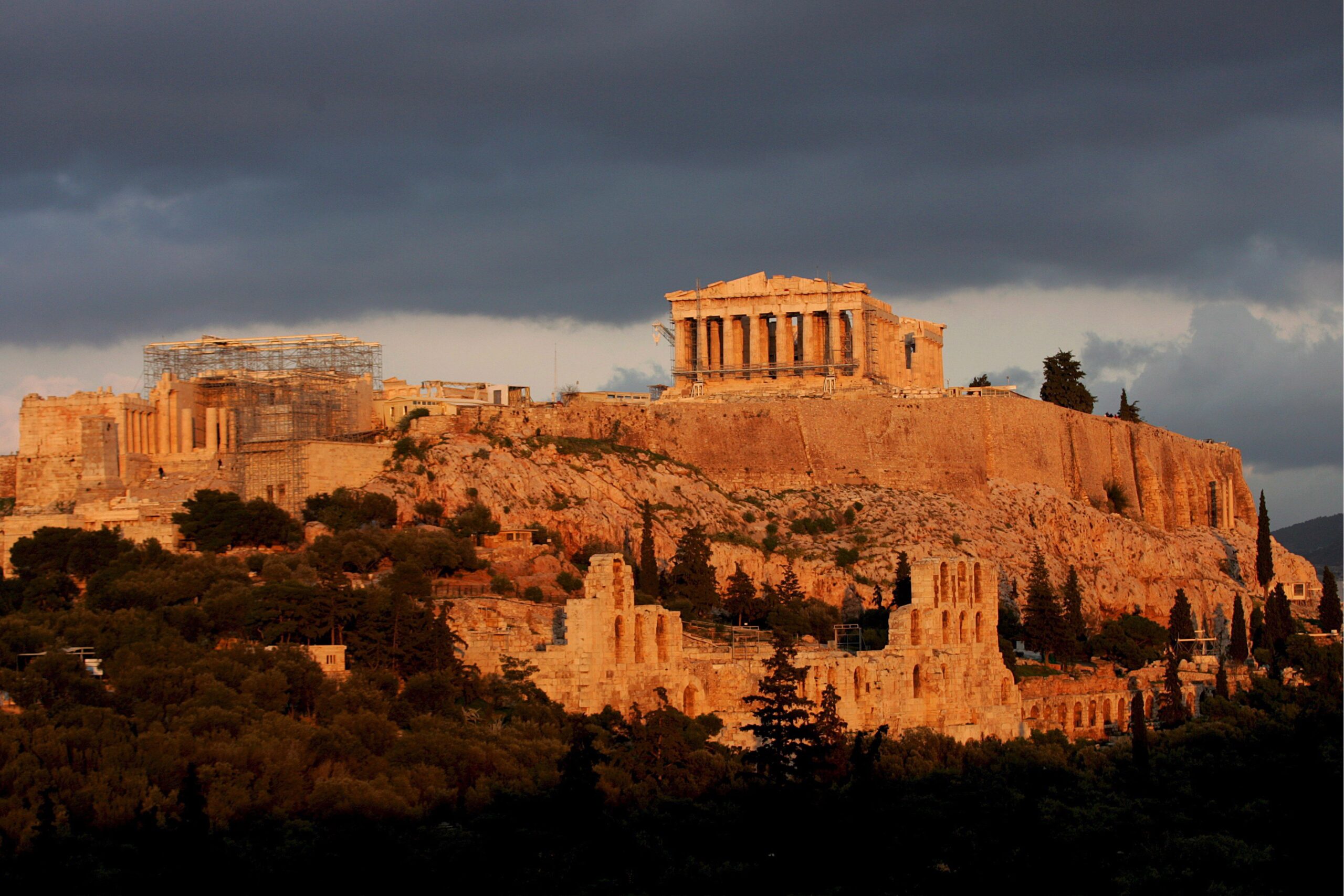 De Akropolis van Athene bij zonsondergang. Foto: EPA/ORESTIS PANAGIOTOU