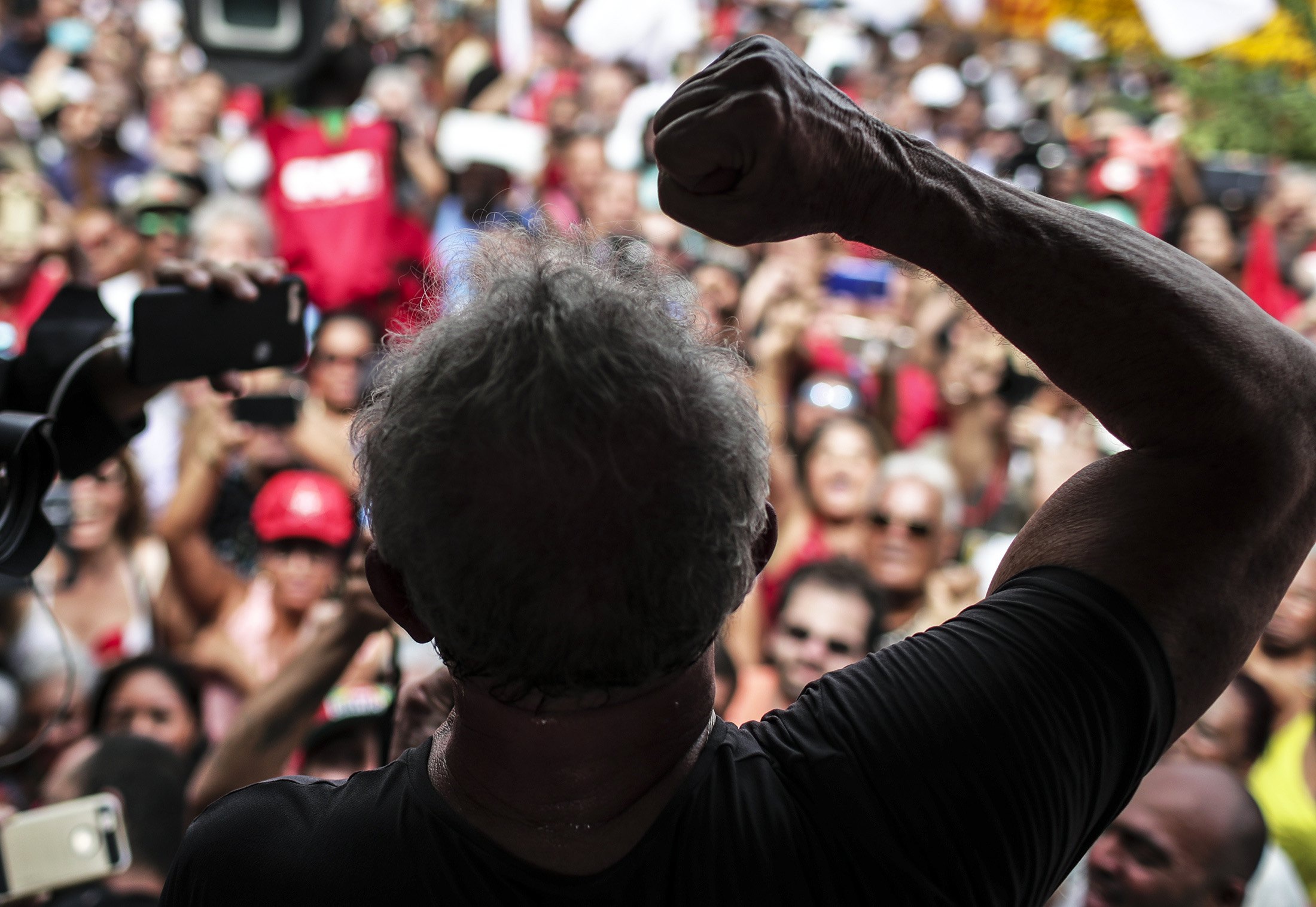 Lula spreekt zijn aanhangers toe in de stad Duque de Caxias. Foto: EPA/AANTONIO LACERDA