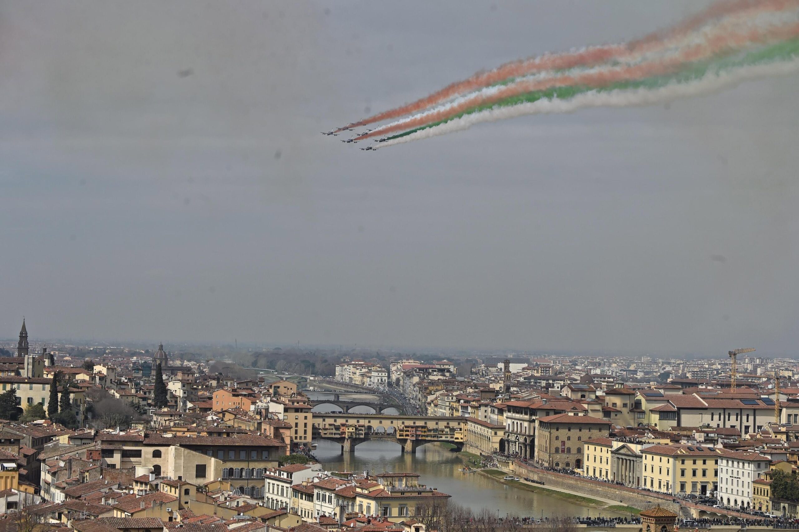 Vliegshow van de Italiaanse luchtmacht boven Florence. Foto:  EPA/MAURIZIO DEGL'INNOCENTI