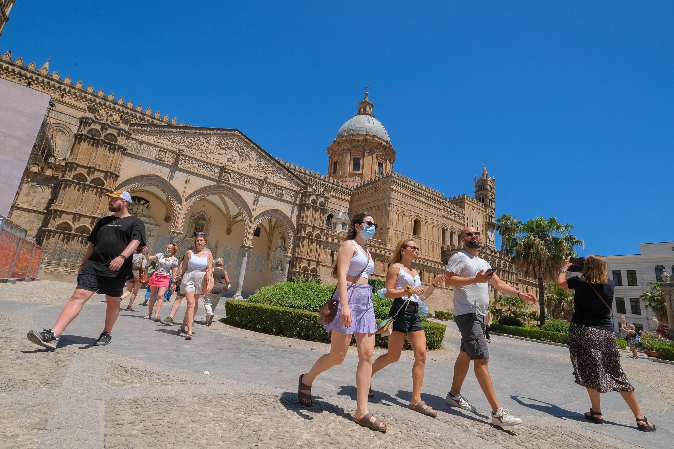 Toeristen in het historische centrum van Palermo tijdens de coronapandemie. Foto: EPA/Igor Petyx
