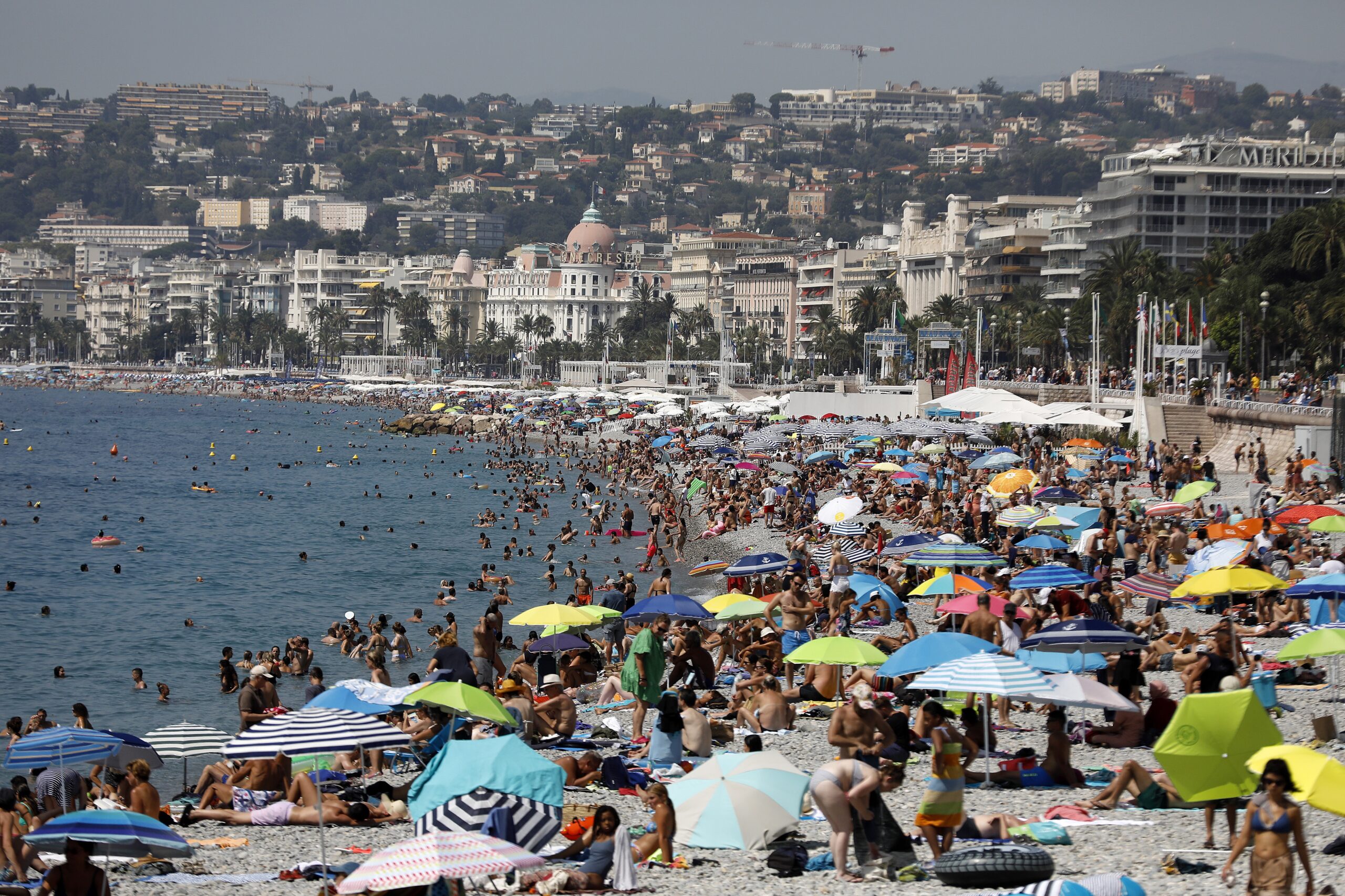 Het strand van Nice op een warme zomerdag in 2021. Foto: EPA/SEBASTIEN NOGIER