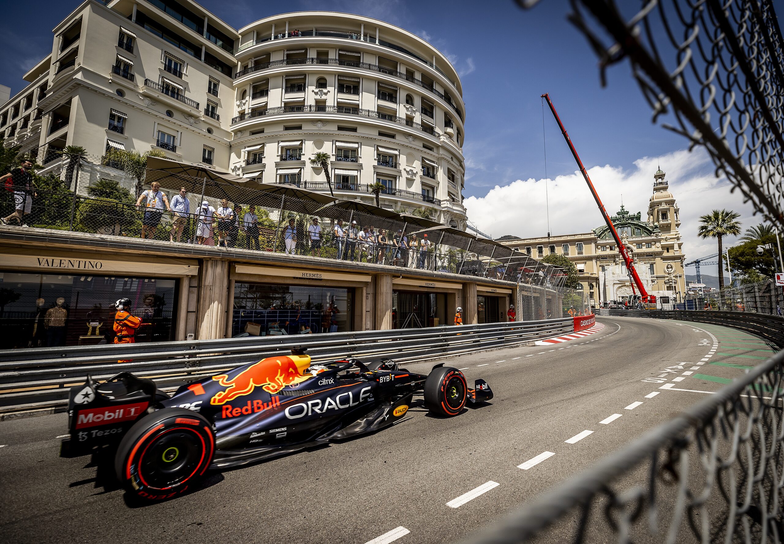Formule 1-coureur Max Verstappen in actie op het stratencircuit van Monaco. Foto: ANP/REMKO DE WAAL