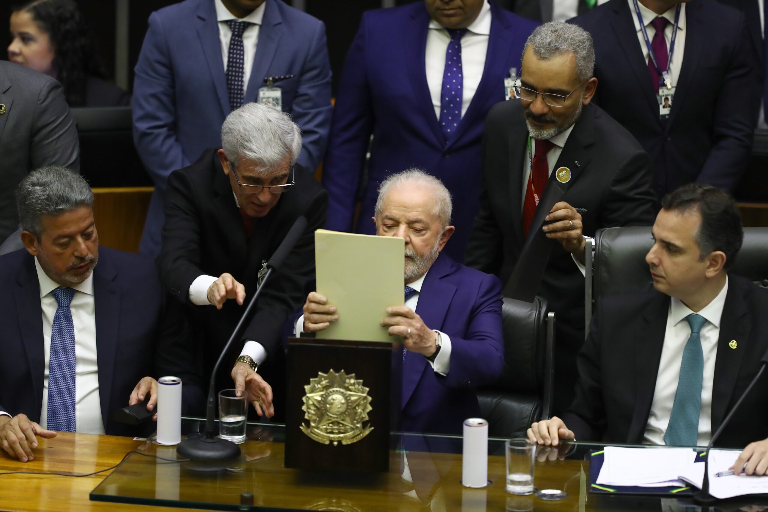 President Luiz Inacio 'Lula' da Silva lees documenten door tijdens zijn inauguratie op 1 januari 2023. Foto: EPA/Jarbas