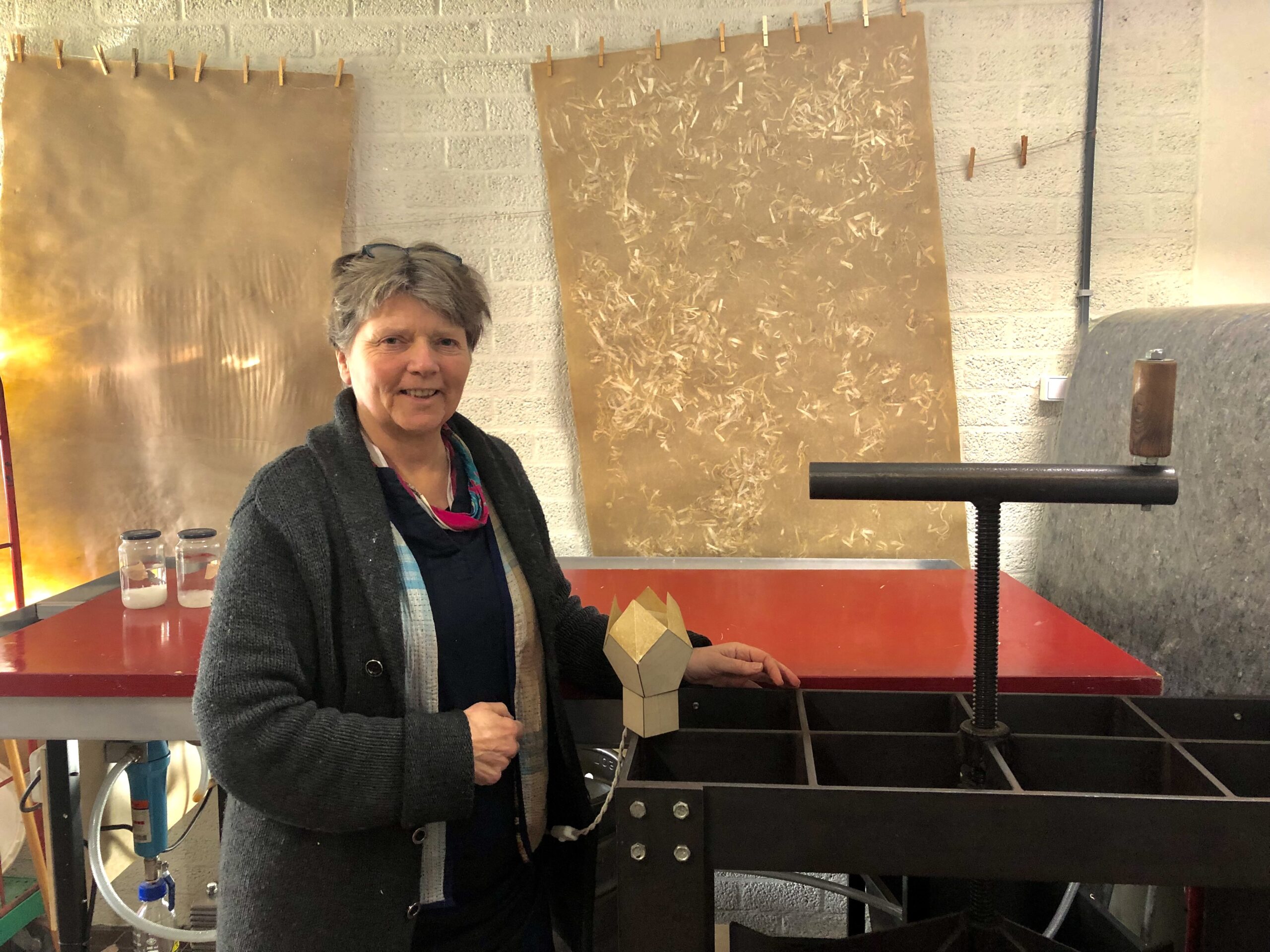 Marieke de Hoop in haar papiermakerij. De lamp in beeld is een andere dan in het artikel wordt besproken.