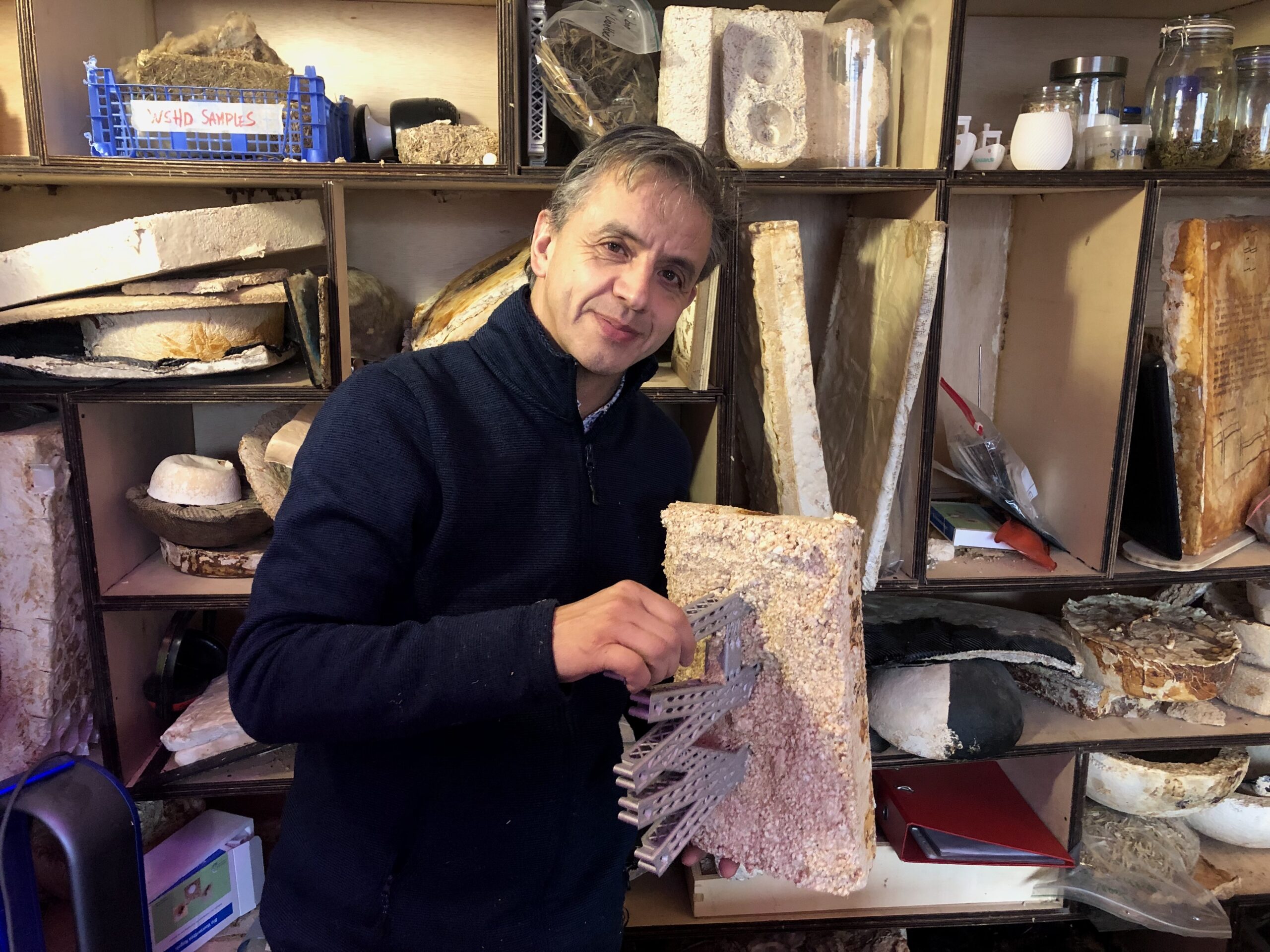 Peter Oei met een stuk cabinewand van mycelium en biocomposiet, dat hij voor vliegtuigbouwer Airbus laat maken.