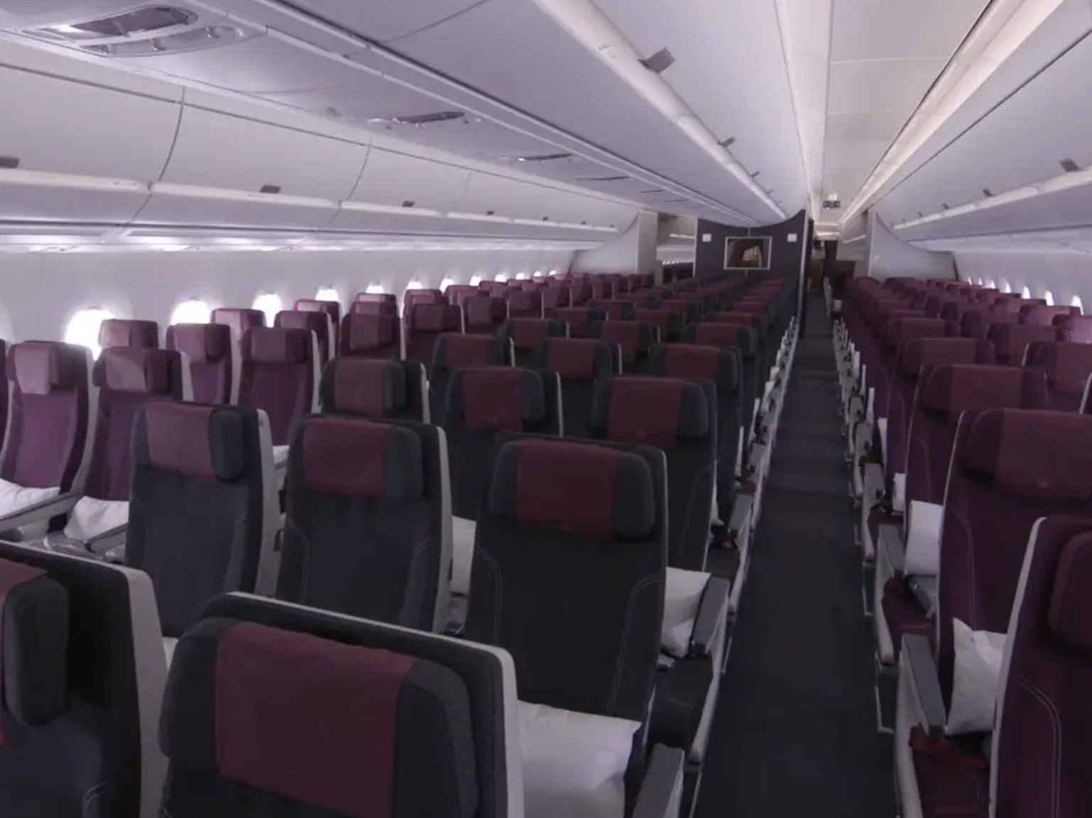 Qatar Airways A350-1000 economy cabine.