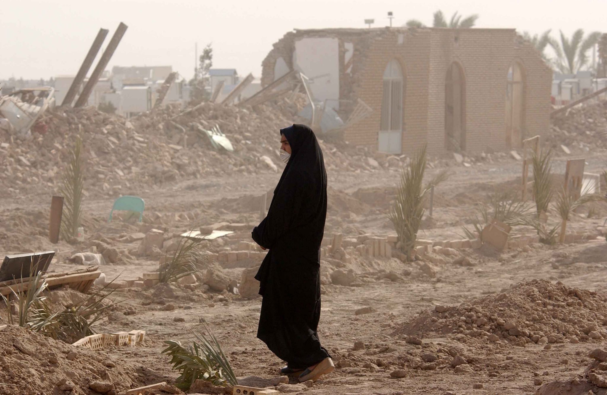 Iraanse vrouw bij haar ingestorte huis als gevolg van de aardbeving in Bam op 26 december 2003. Foto: EPA/STR.