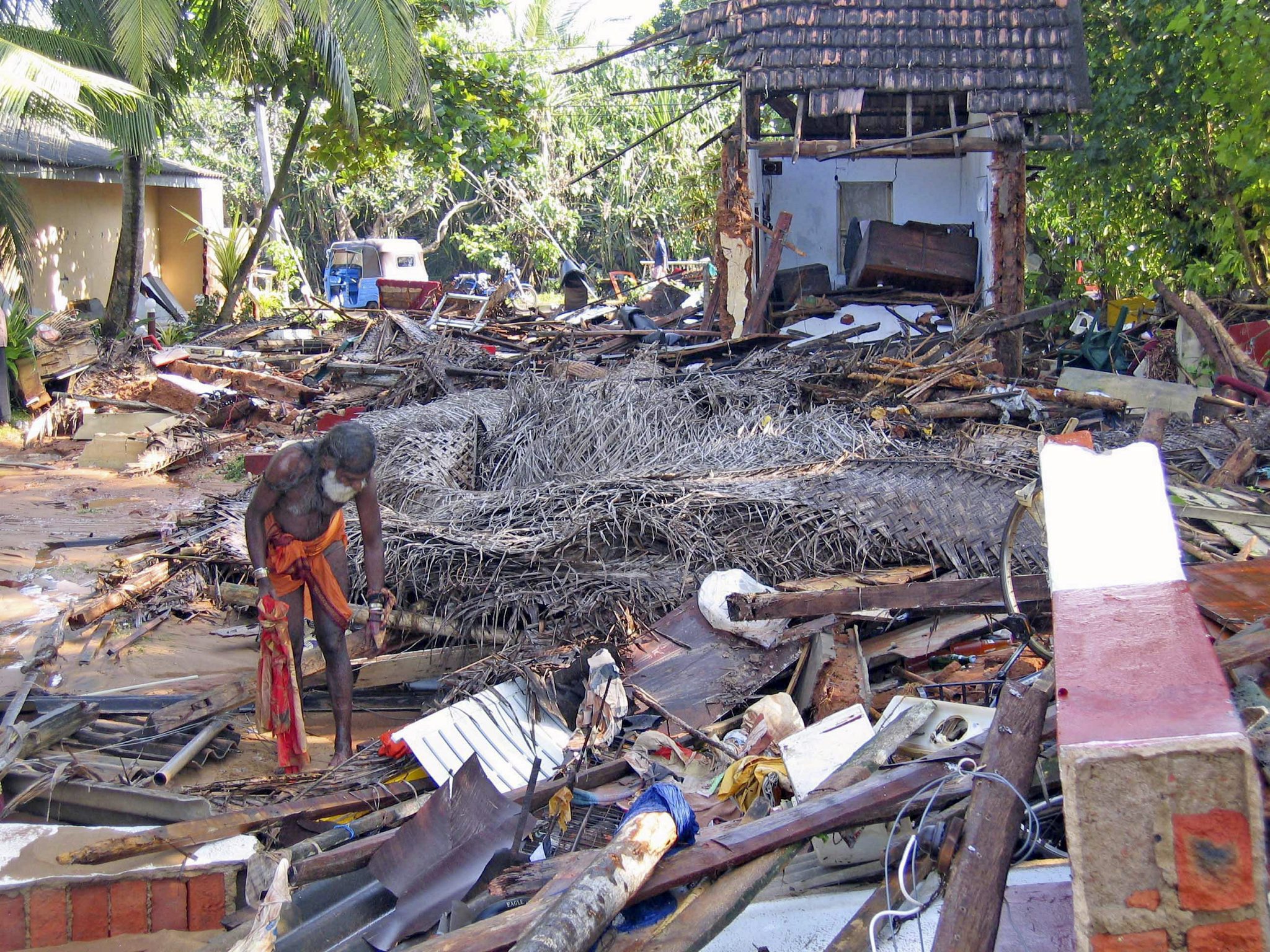 Ravage op Sri Lanka na de door een zeer zware zeebeving veroorzaakte tsunami op Tweede Kerstdag 2004. Foto: EPA/Mike Nelson.