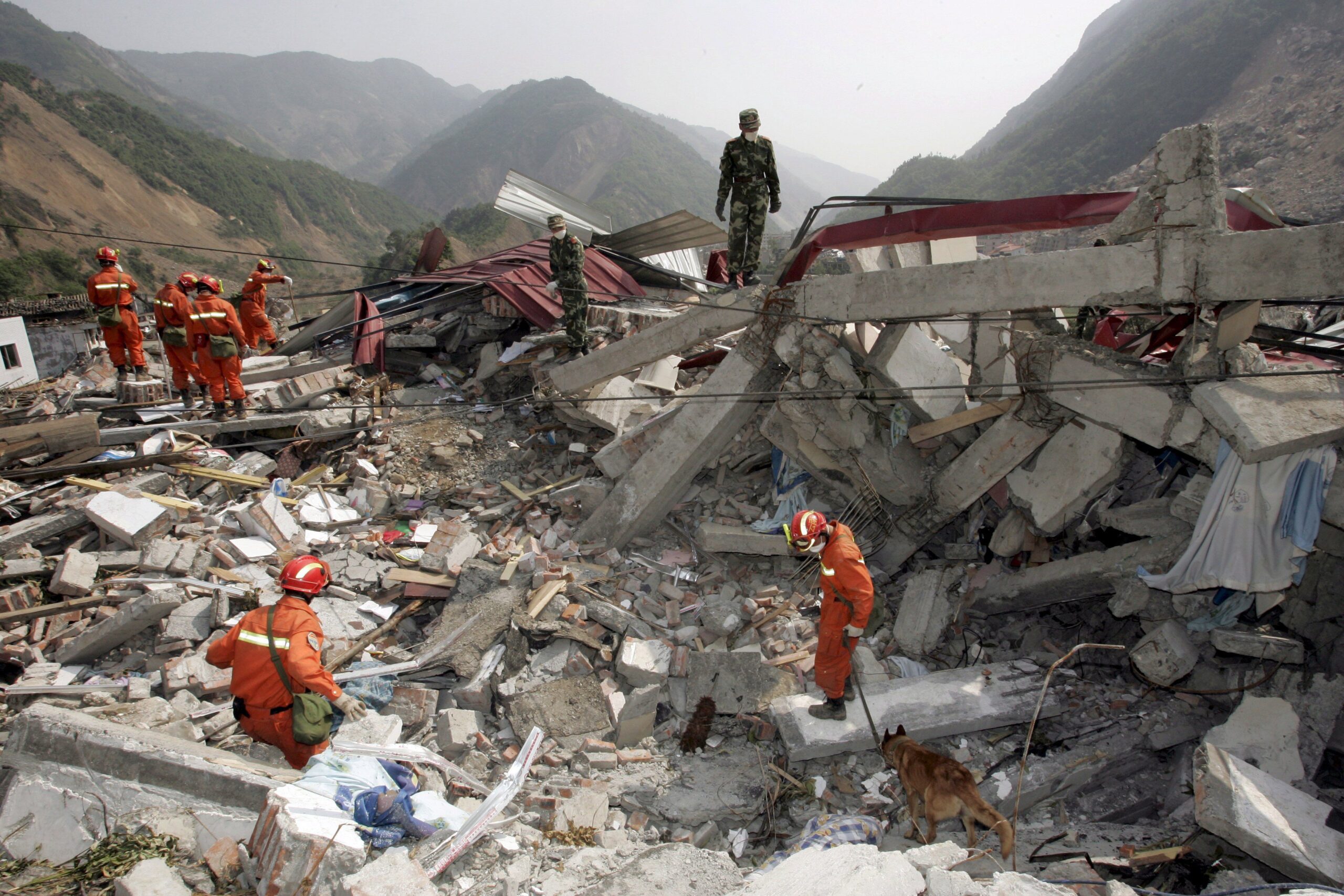 Reddingswerkers op zoek naar overlevenden na de aardbeving in de Chinese provincie Sichuan op 12 mei 2008. Foto: EPA/Michael Reynolds.
