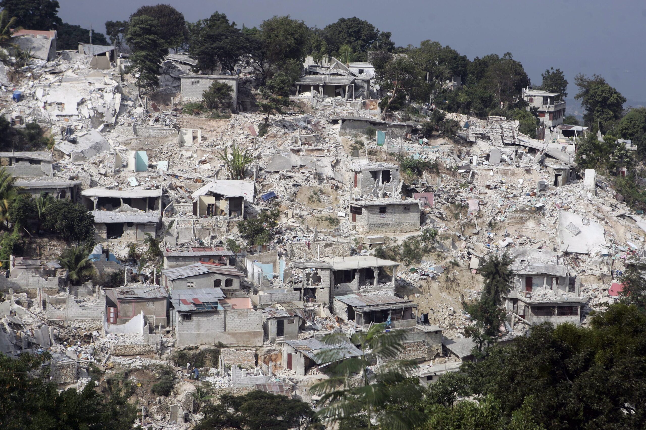 Ravage in de hoofdstad Port-au-Prince de verwoestende aardbeving op 12 januari 2010. Foto: EPA/Orlando Barría.