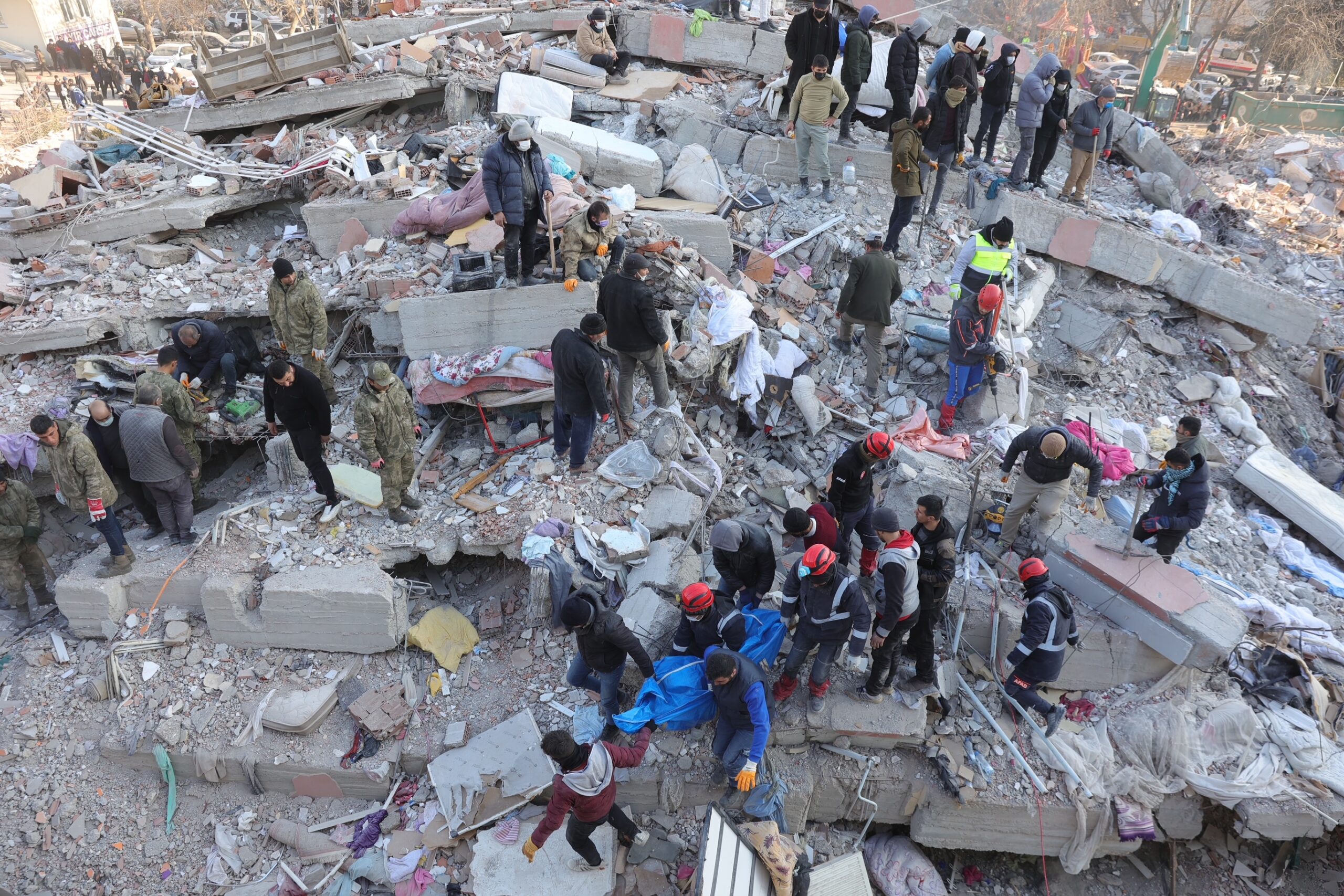 Reddingswerkers bergen een lichaam in de zwaar getroffen Turkse stad Kahramanmaras. Foto: EPA/Abir Sultan.